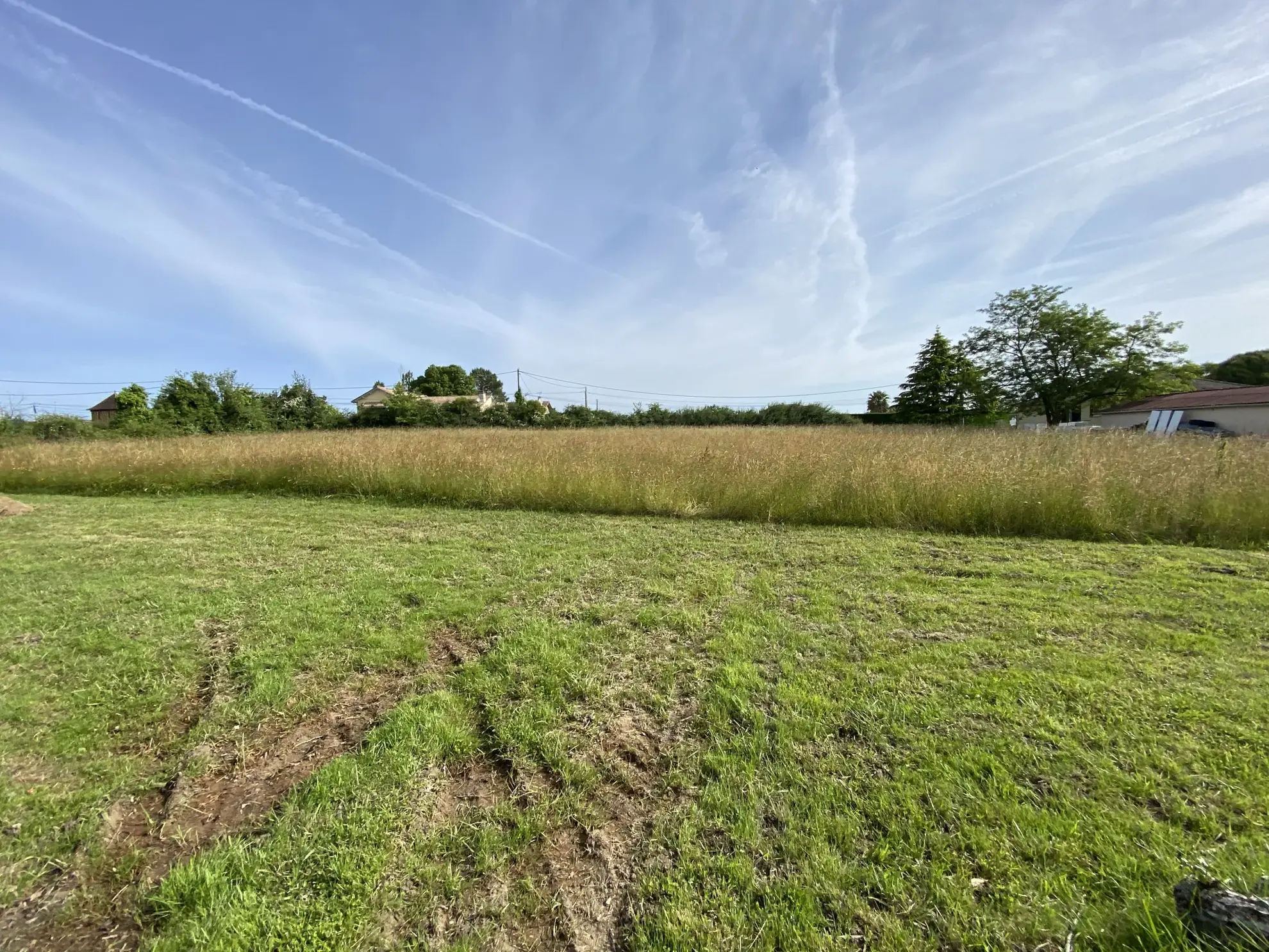 Maison à rénover avec 4 chambres, jardin de 8000m² et terrain constructible près de La Réole 