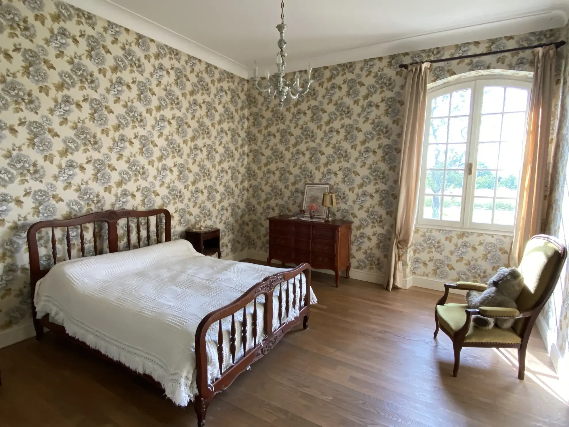 Maison à rénover avec 4 chambres, jardin de 8000m² et terrain constructible près de La Réole 