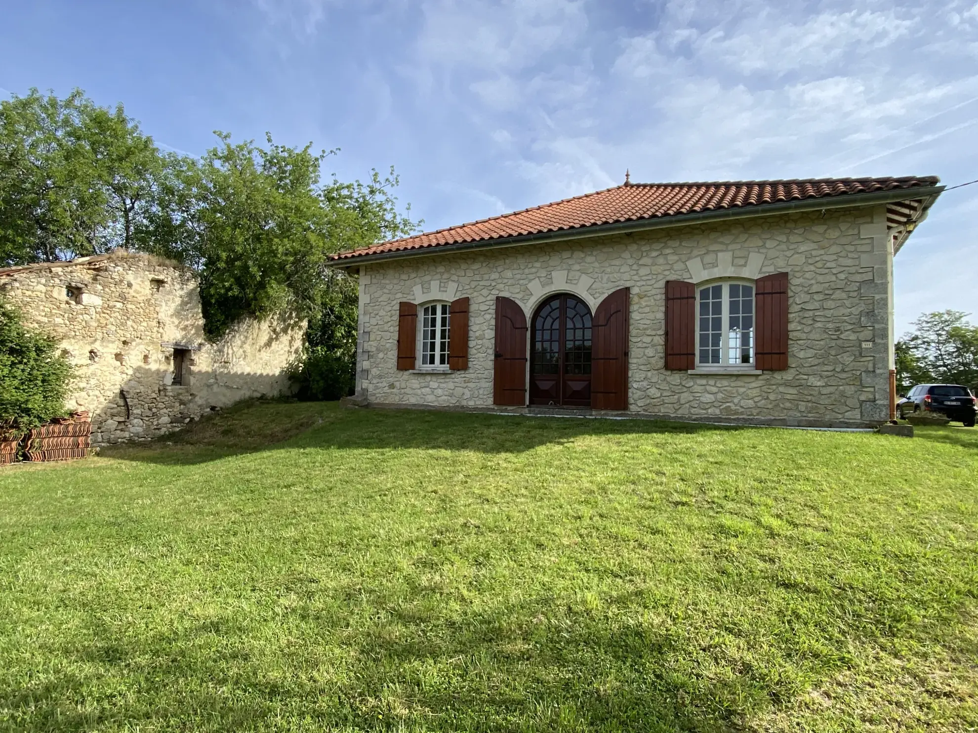 Maison à rénover avec 4 chambres, jardin de 8000m² et terrain constructible près de La Réole 