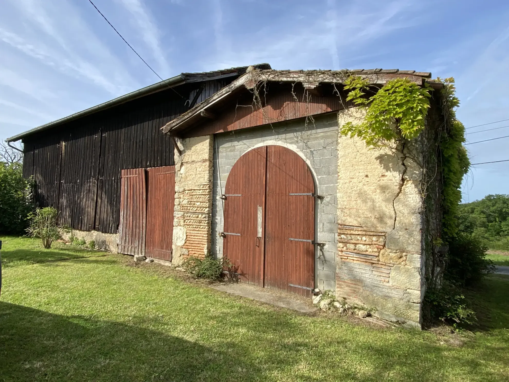 Maison à rénover avec 4 chambres, jardin de 8000m² et terrain constructible près de La Réole 