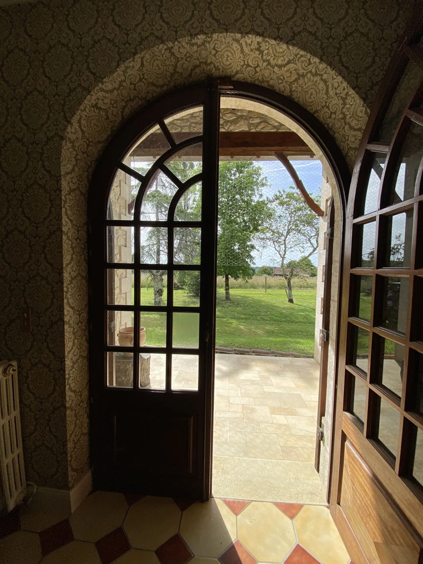 Maison à rénover avec 4 chambres, jardin de 8000m² et terrain constructible près de La Réole 