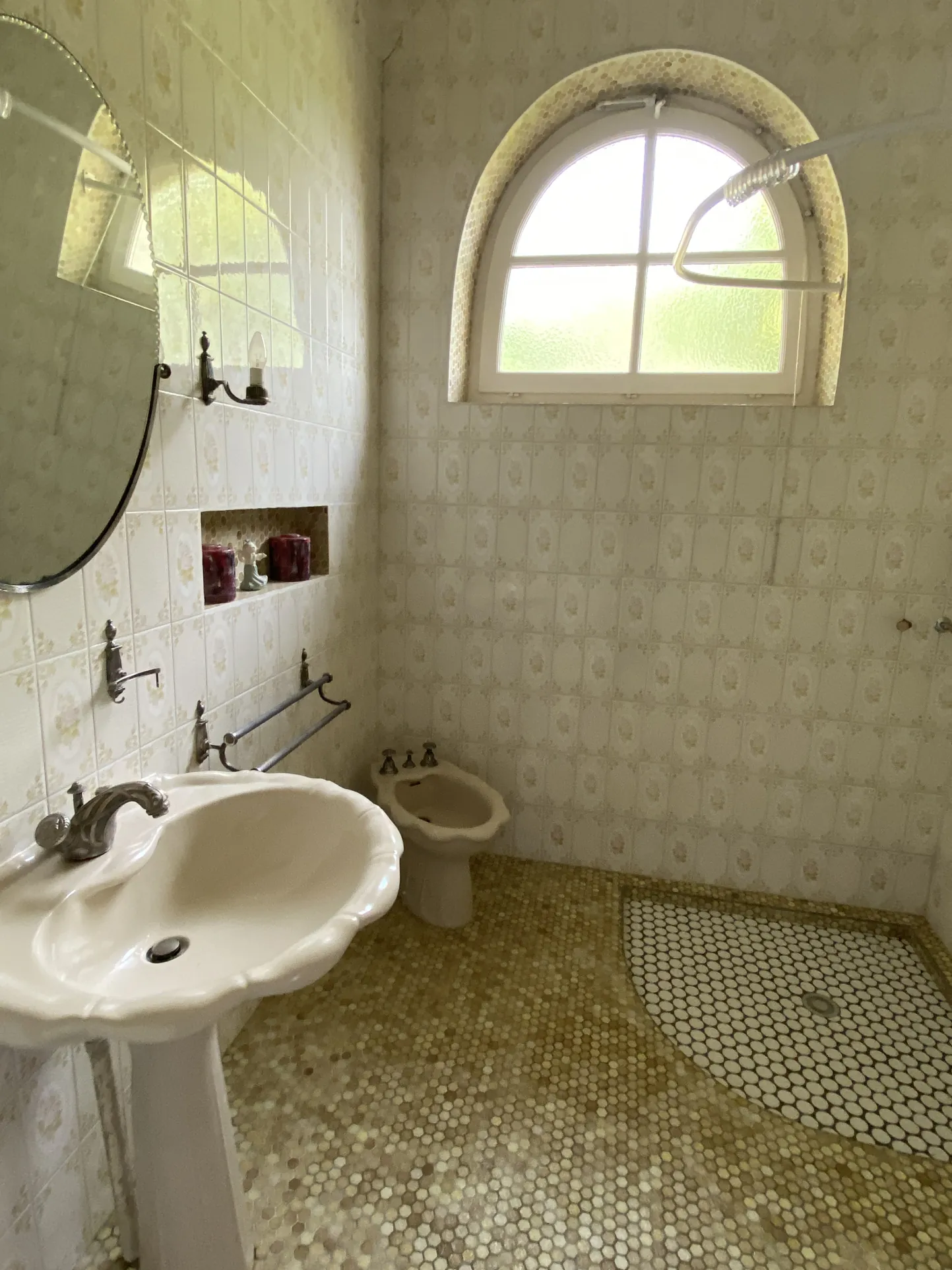 Maison à rénover avec 4 chambres, jardin de 8000m² et terrain constructible près de La Réole 