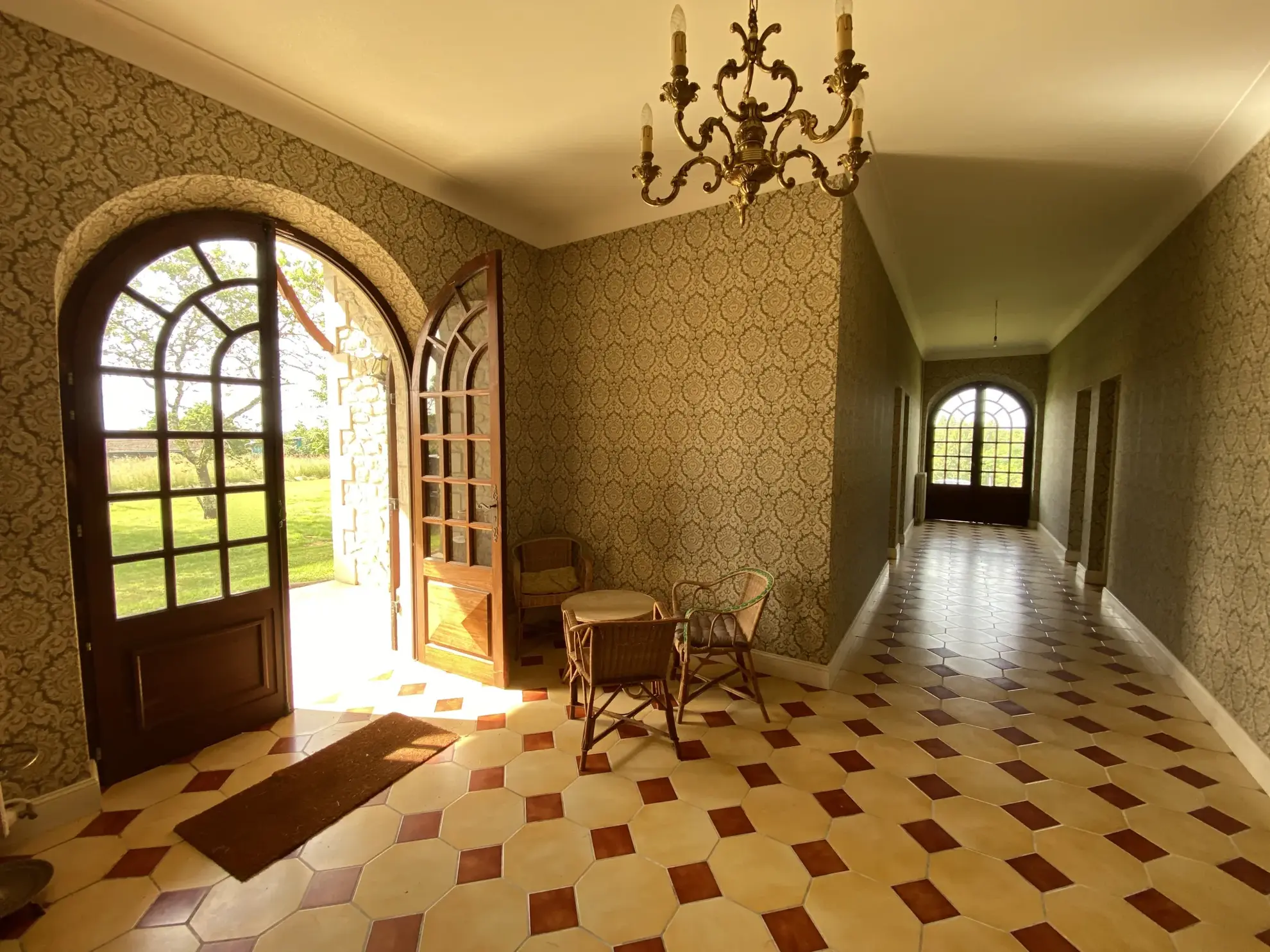 Maison à rénover avec 4 chambres, jardin de 8000m² et terrain constructible près de La Réole 