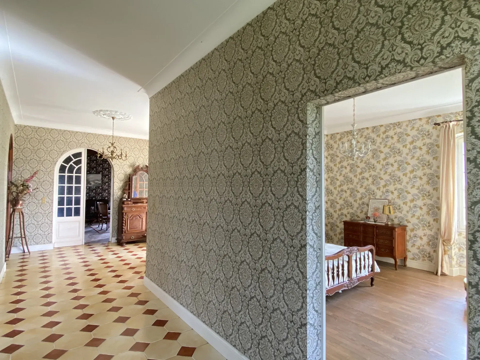 Maison à rénover avec 4 chambres, jardin de 8000m² et terrain constructible près de La Réole 