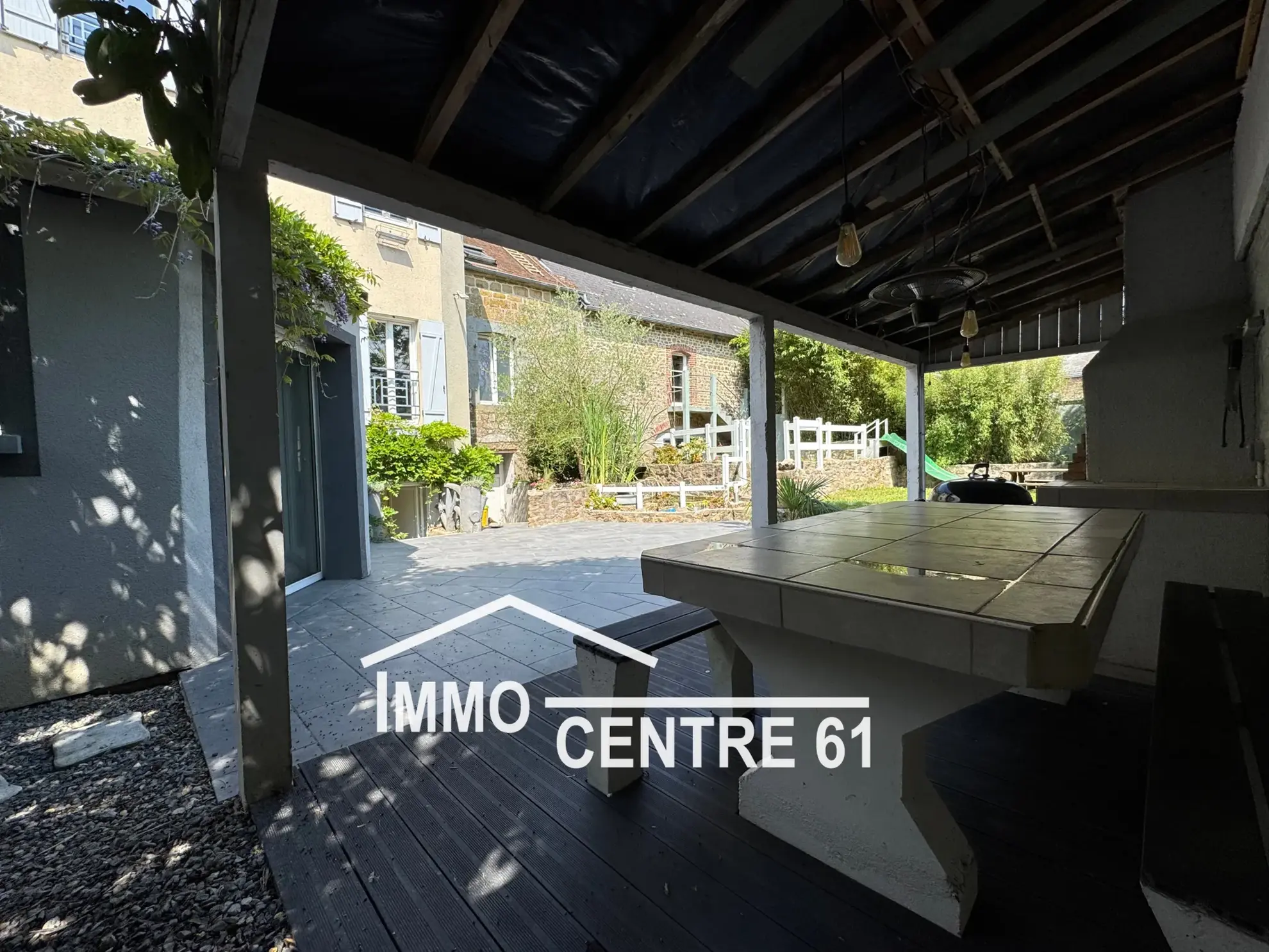 Vaste maison avec gîte potentiel à Carrouges - 4 chambres et jardin sans vis-à-vis 