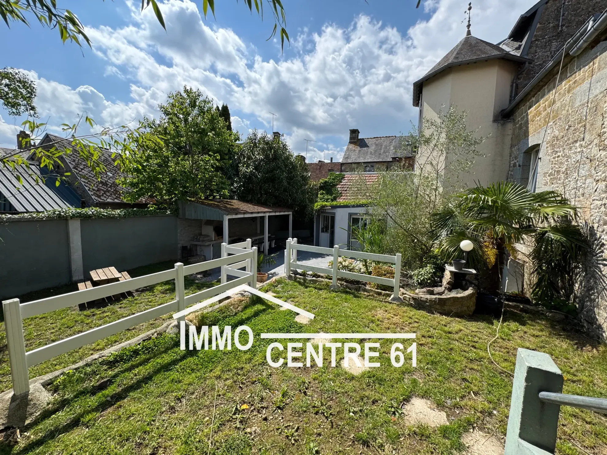 Vaste maison avec gîte potentiel à Carrouges - 4 chambres et jardin sans vis-à-vis 