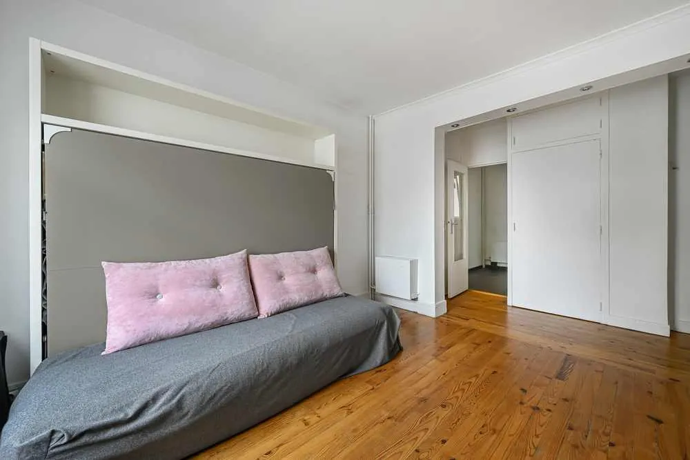 Appartement de 27,5 m² avec vue dégagée à Paris 10ème limite 11ème 
