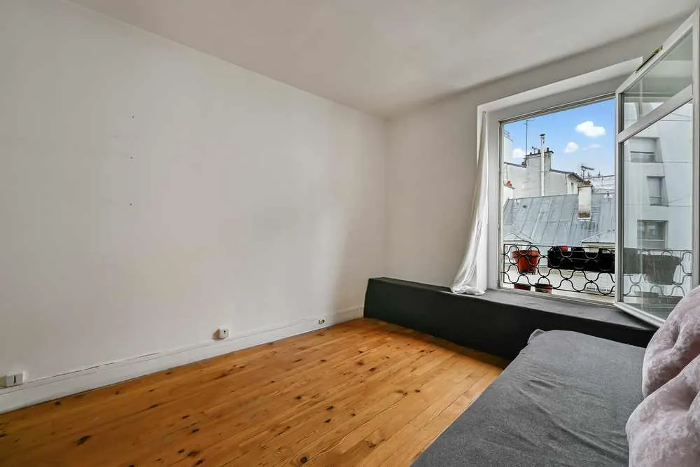 Appartement de 27,5 m² avec vue dégagée à Paris 10ème limite 11ème 