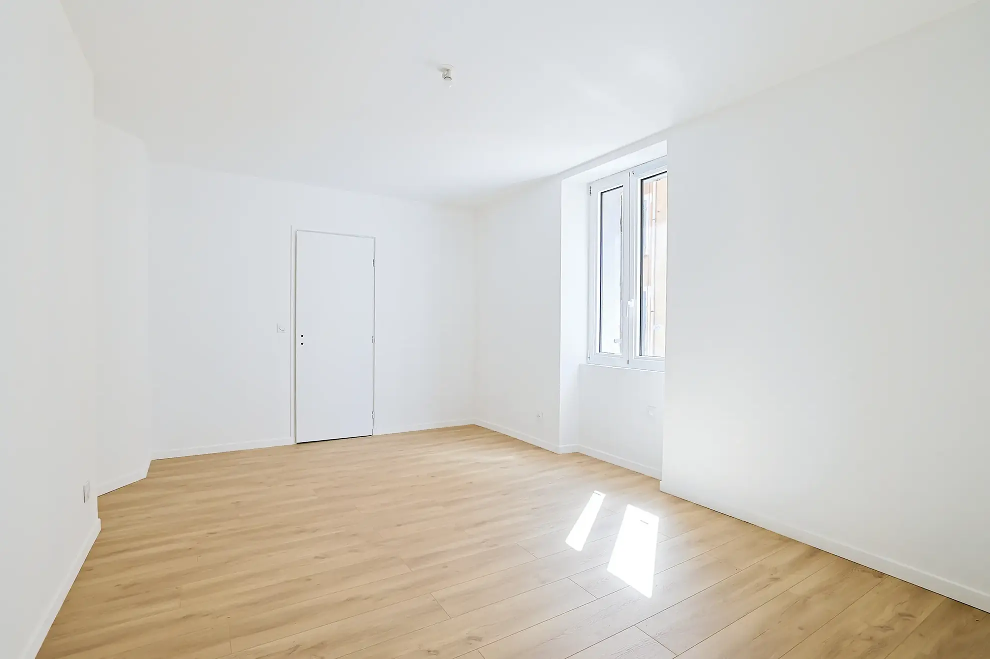 Appartement T3 à Sollies Pont de 83 m² avec grand potentiel au centre-ville 