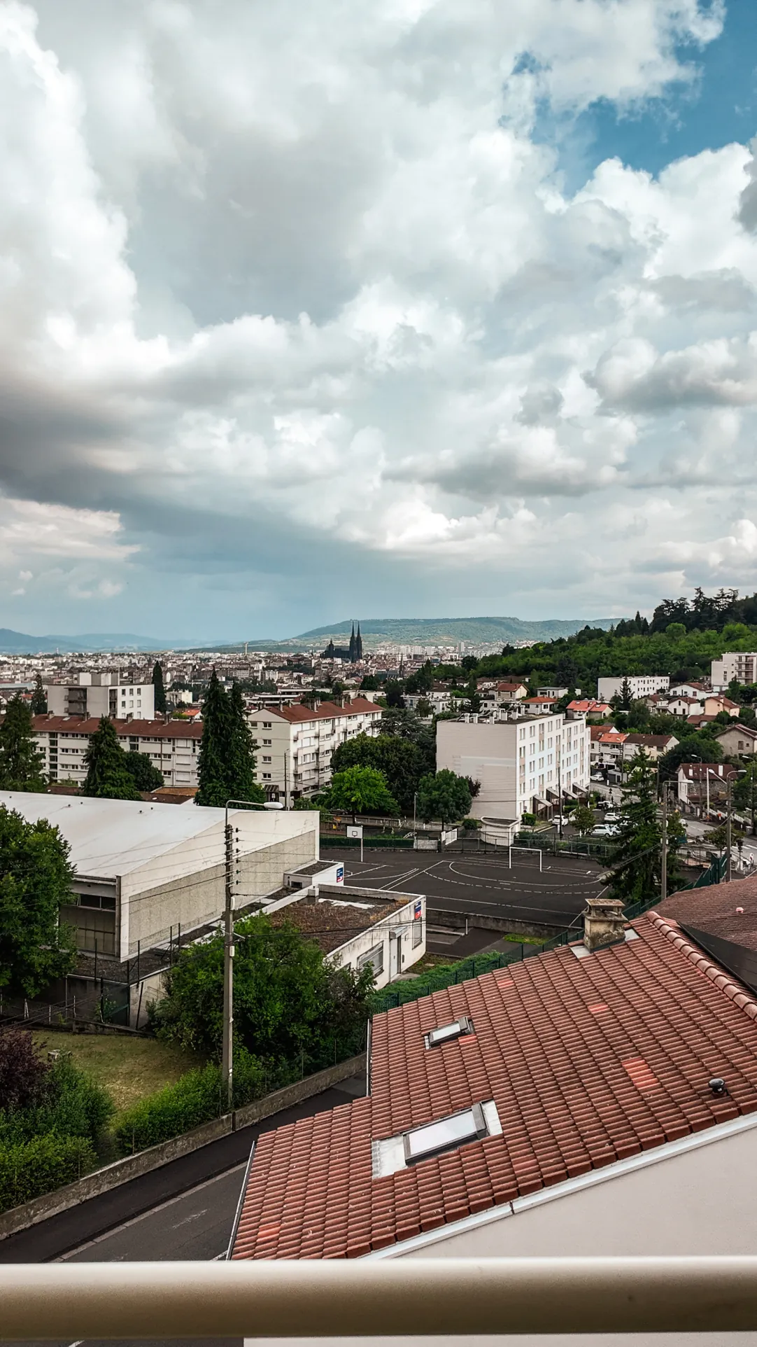 Charmant T2 de 56,62 m² avec balcon, garage privé et vue imprenable sur la cathédrale de Clermont-Ferrand 