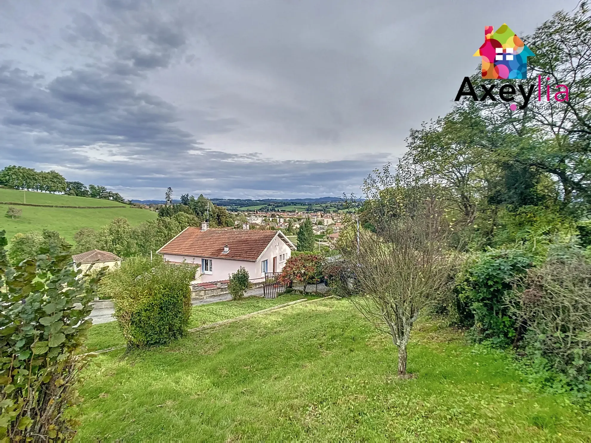 Maison rénovée avec piscine, 3 chambres, grand terrain proche Charlieu 