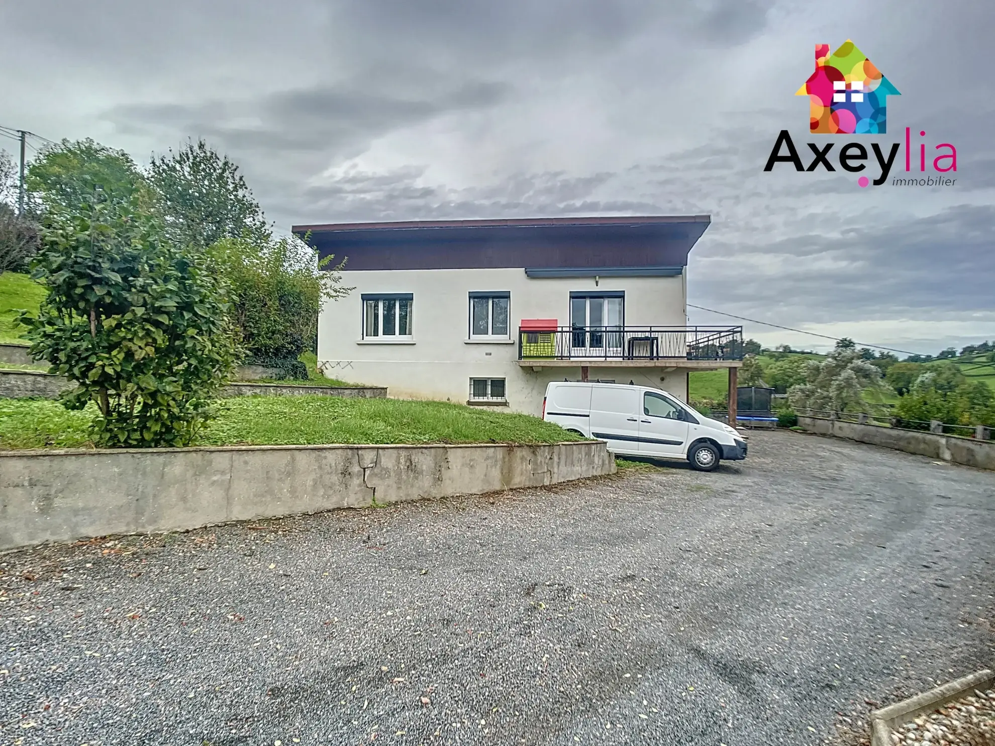 Maison rénovée avec piscine, 3 chambres, grand terrain proche Charlieu 