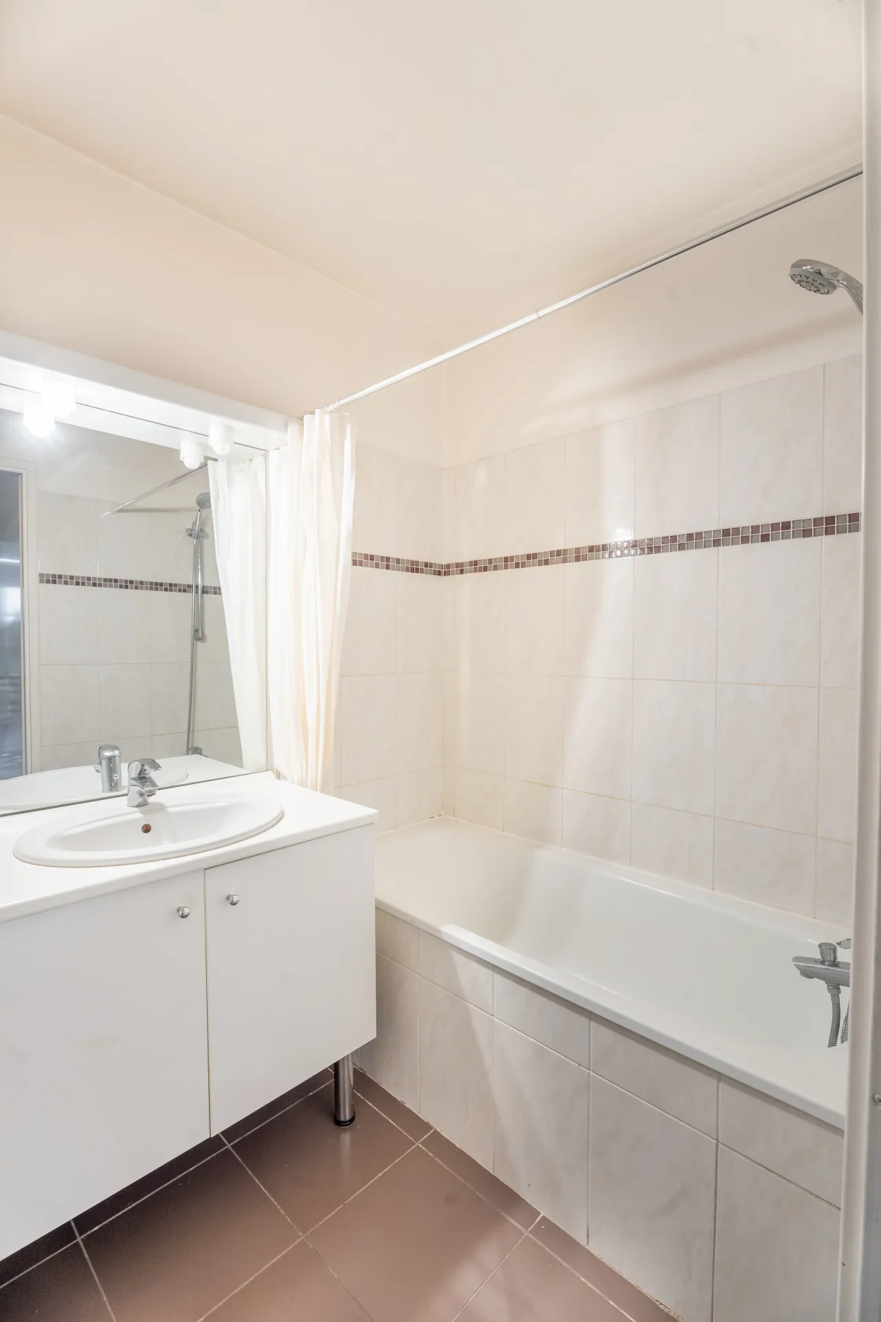 Appartement T2 lumineux de 45 m² avec terrasse et parking sécurisé à Marseille 