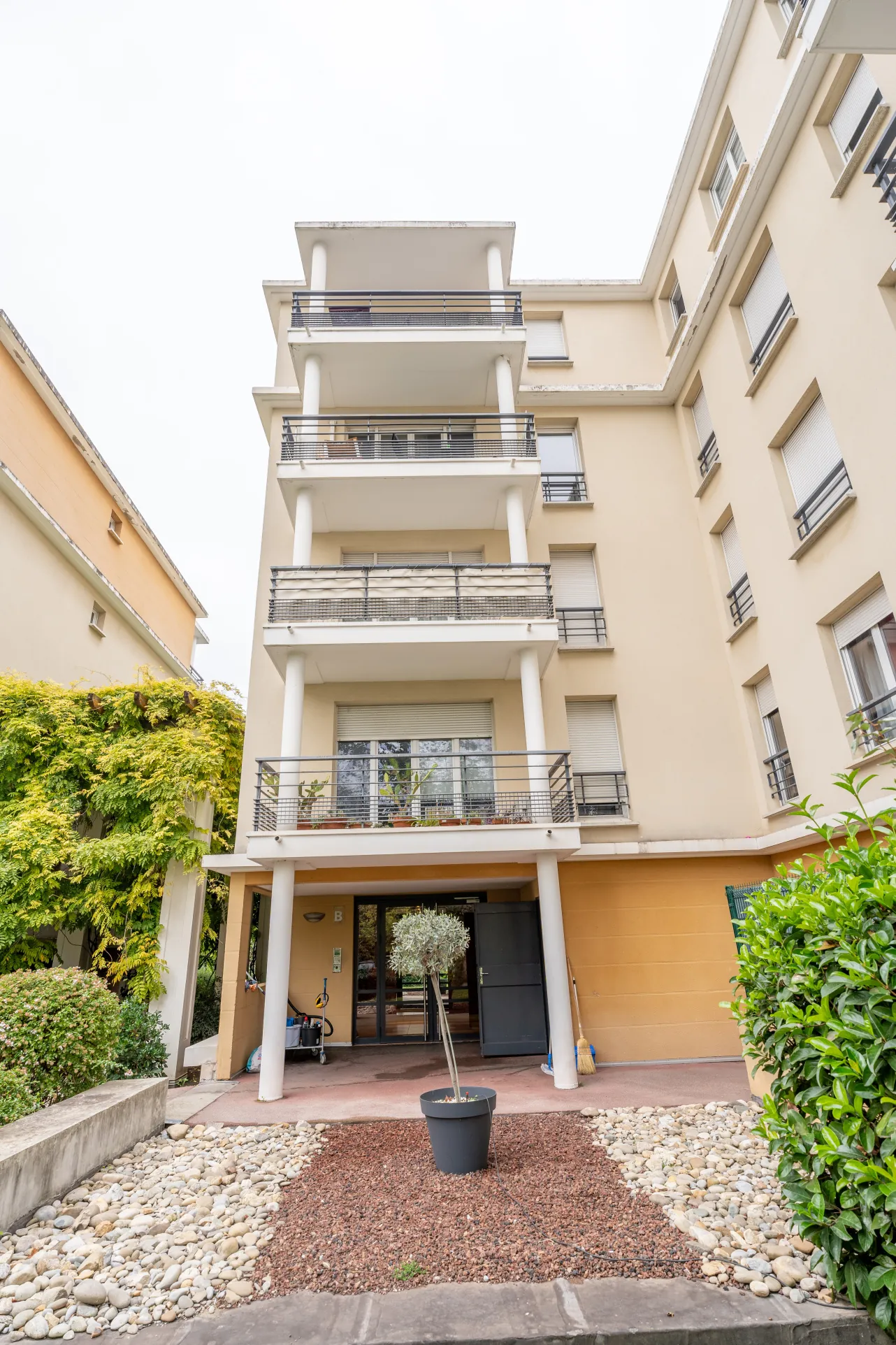 Appartement T2 lumineux de 45 m² avec terrasse et parking sécurisé à Marseille 