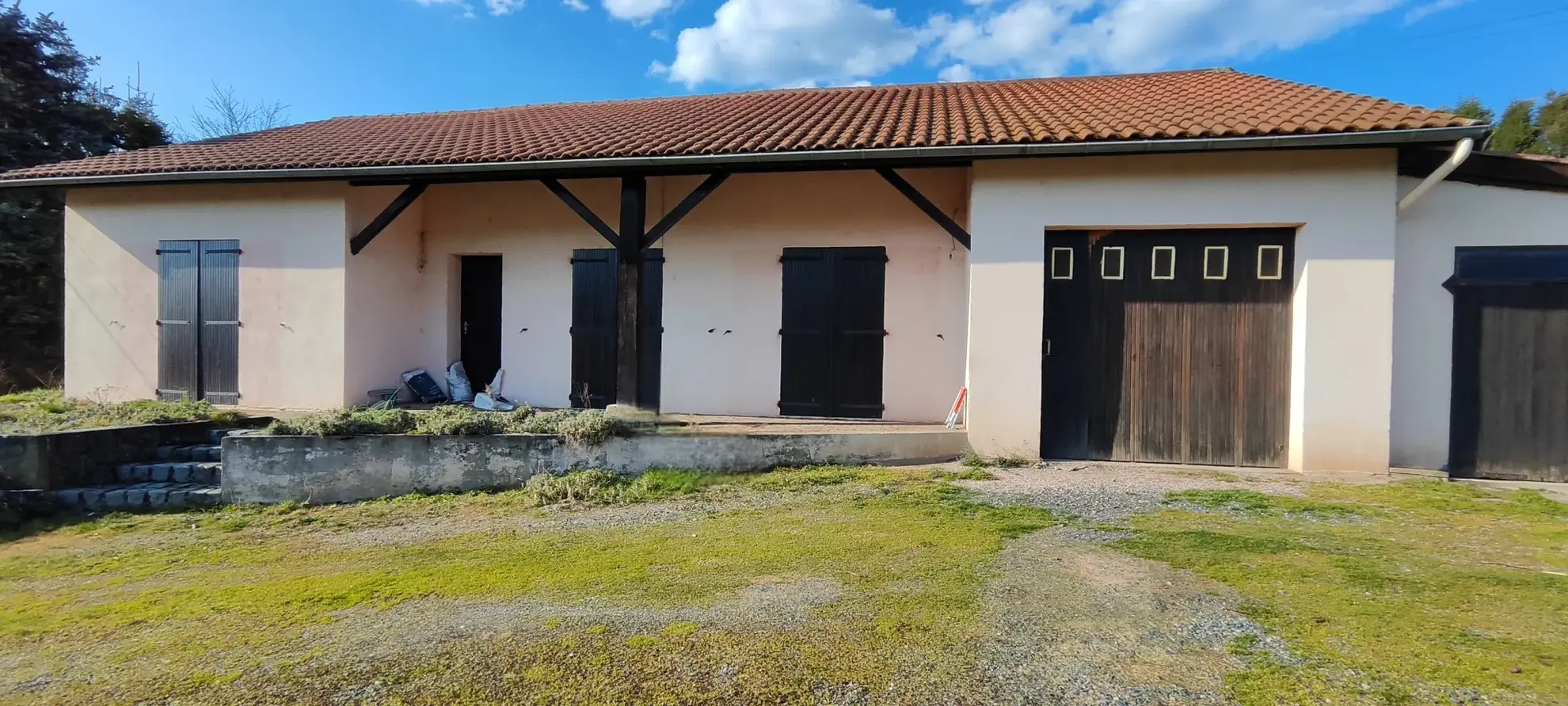 Maison de plain-pied à rénover avec grand terrain et vue à Saint Foy l'Argentiere