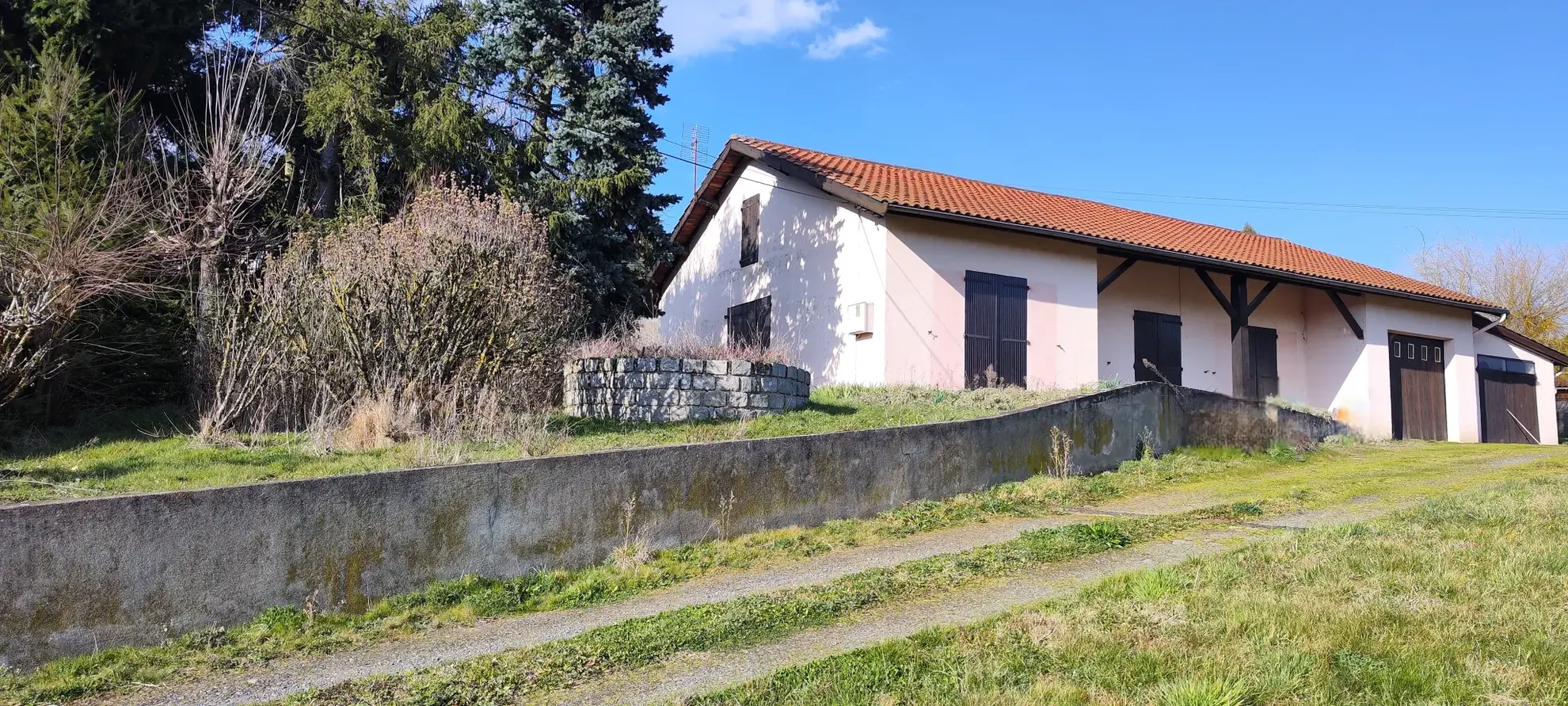 Maison de plain-pied à rénover avec grand terrain et vue à Saint Foy l'Argentiere 
