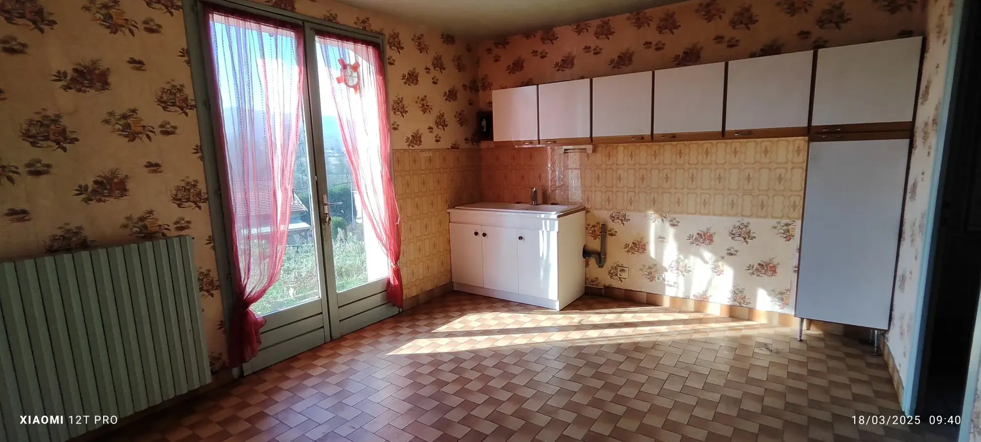 Maison de plain-pied à rénover avec grand terrain et vue à Saint Foy l'Argentiere 