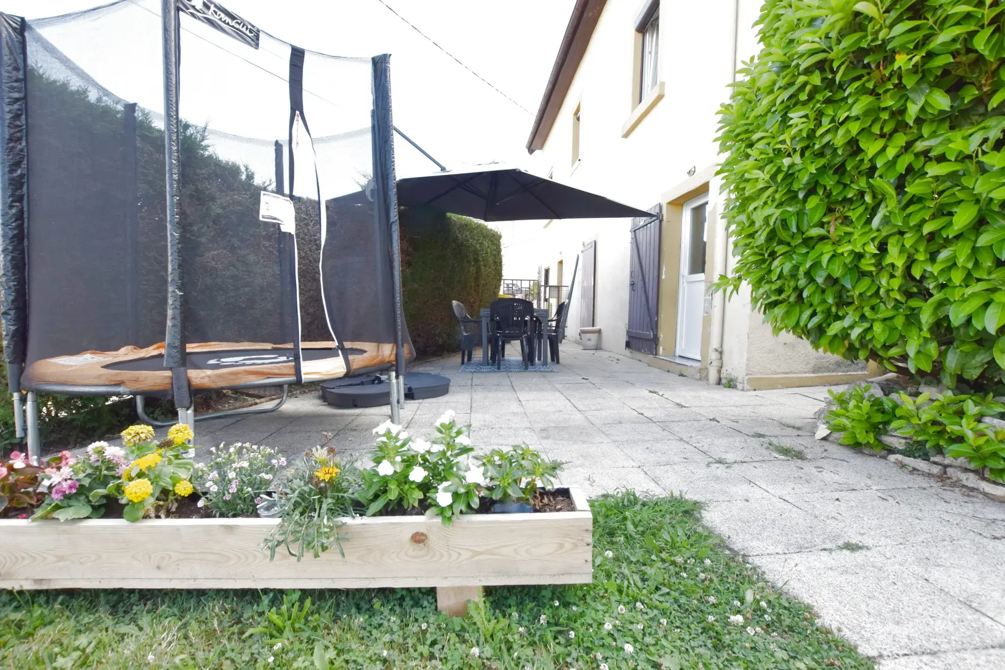 Maison rénovée avec 5 chambres, jardin et garage à Vieux-Charmont (25600) 