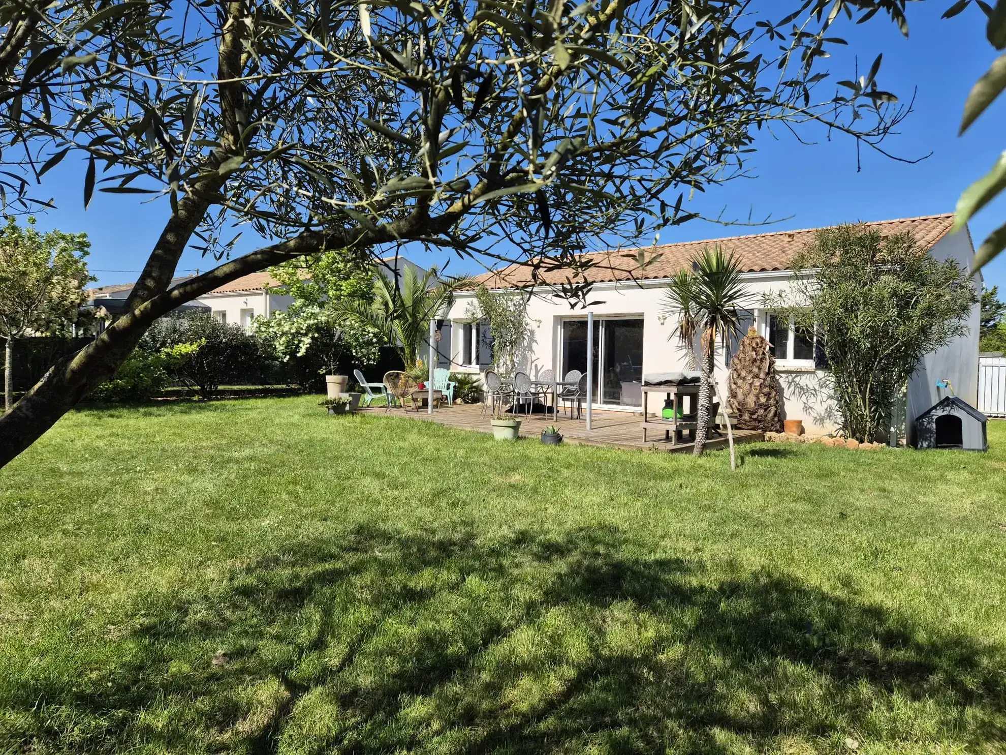 Maison de plain-pied avec jardin, 3 chambres et bureau à Pont-l’Abbé-d’Arnoult