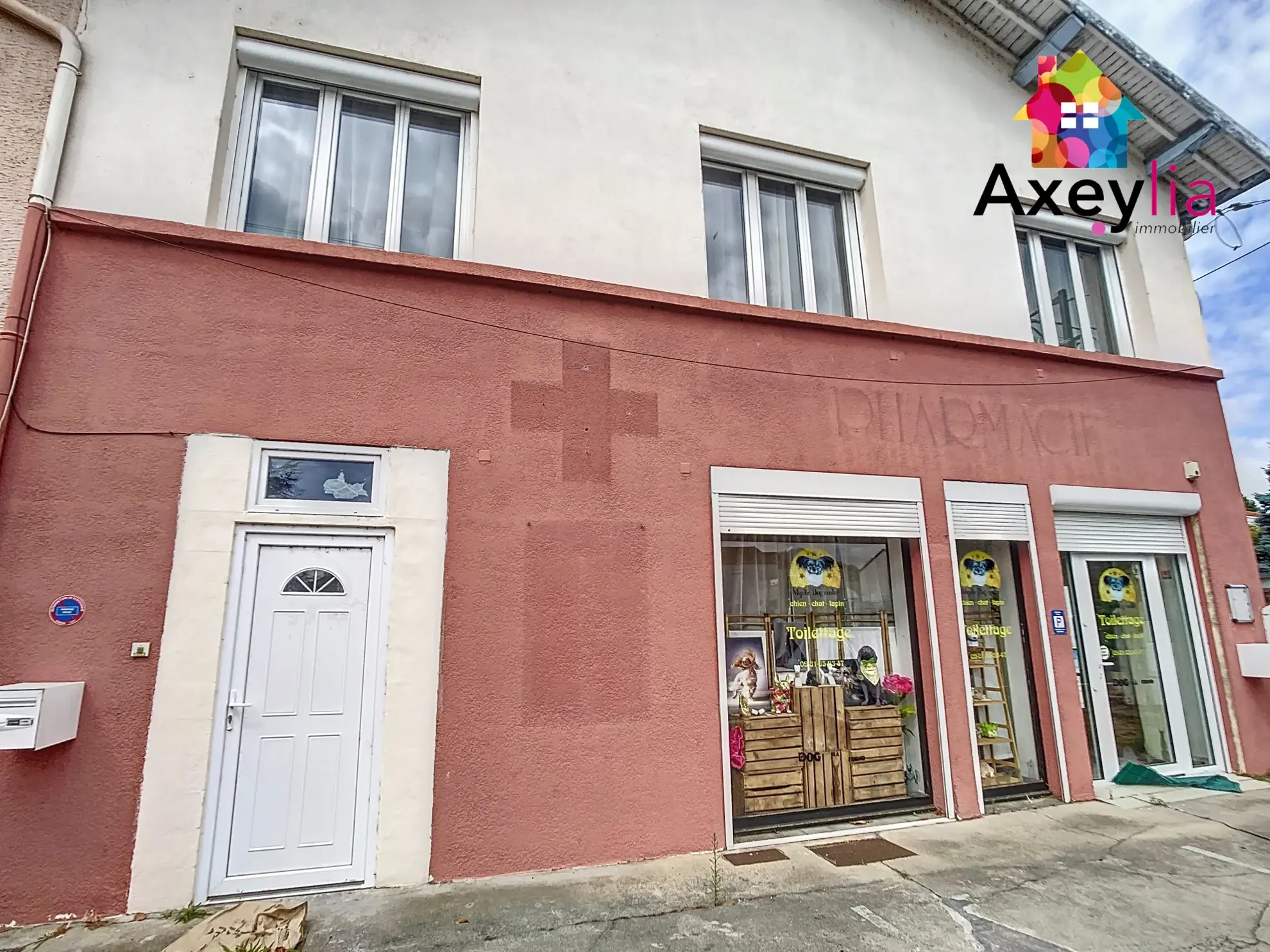 À vendre à Mably : maison avec local commercial, terrain, dépendances et grand garage 
