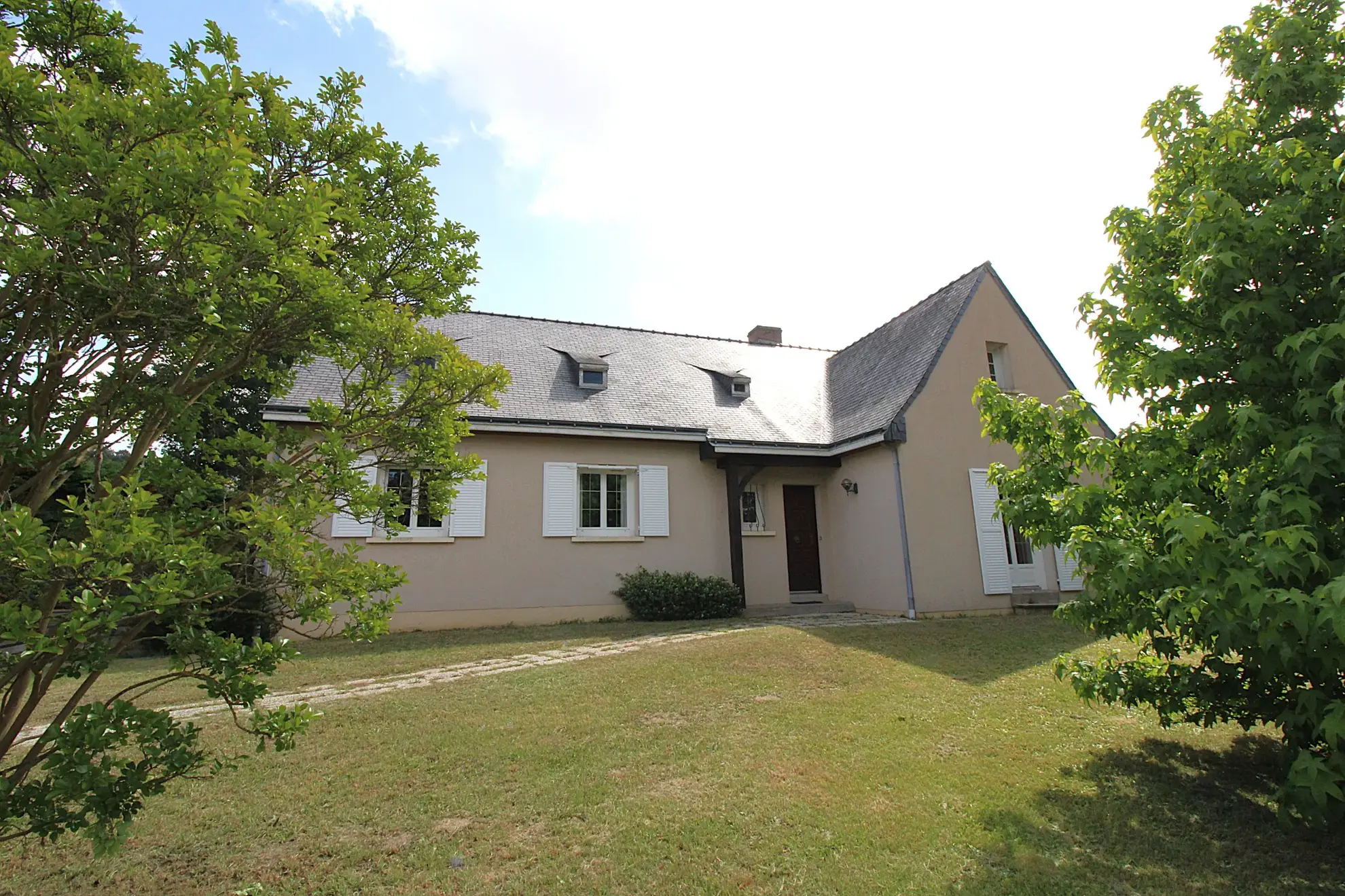 Spacieuse maison avec piscine à Fontaine-Guérin, 3 chambres, terrain de 1400 m² 