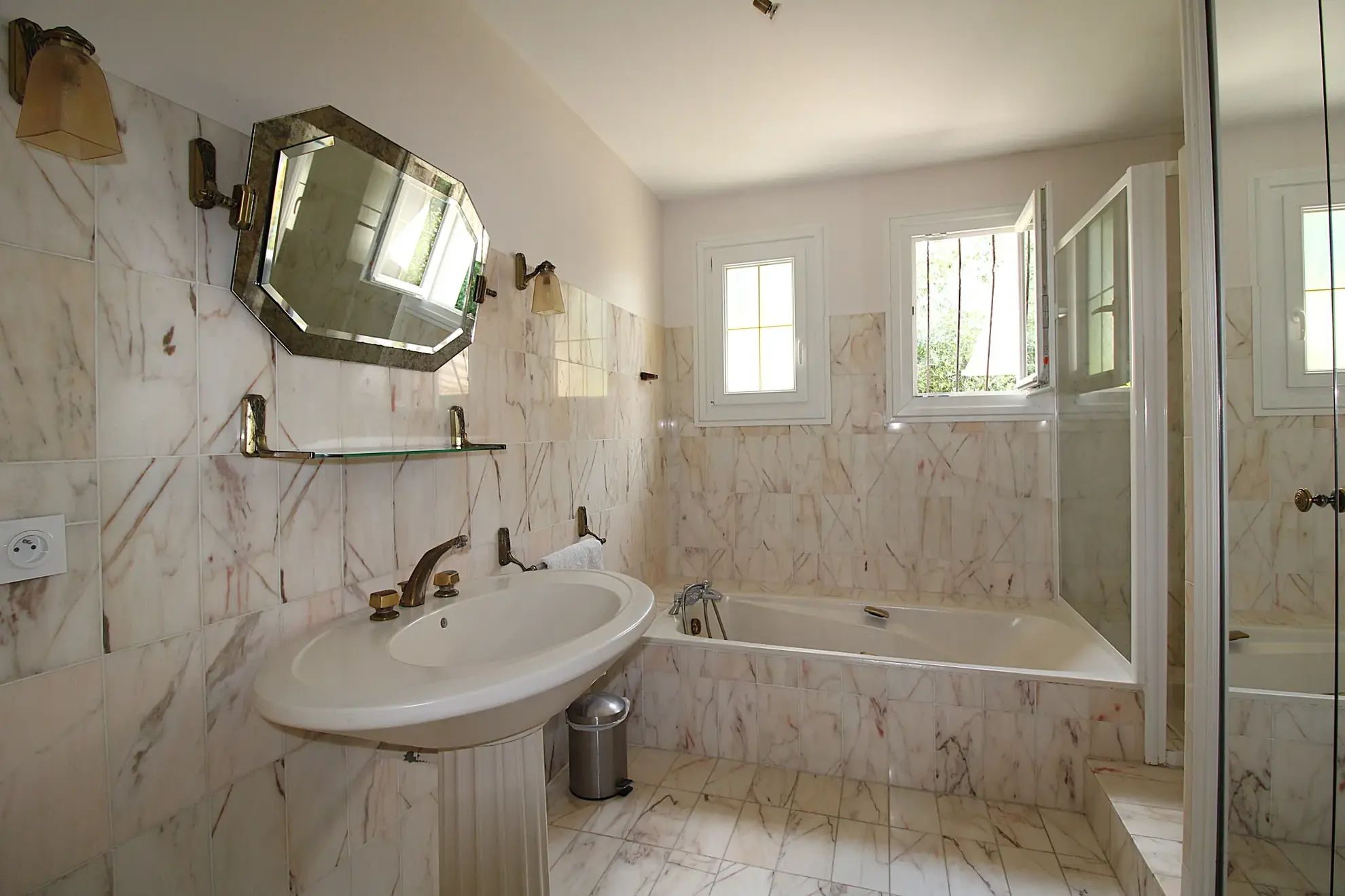 Spacieuse maison avec piscine à Fontaine-Guérin, 3 chambres, terrain de 1400 m² 