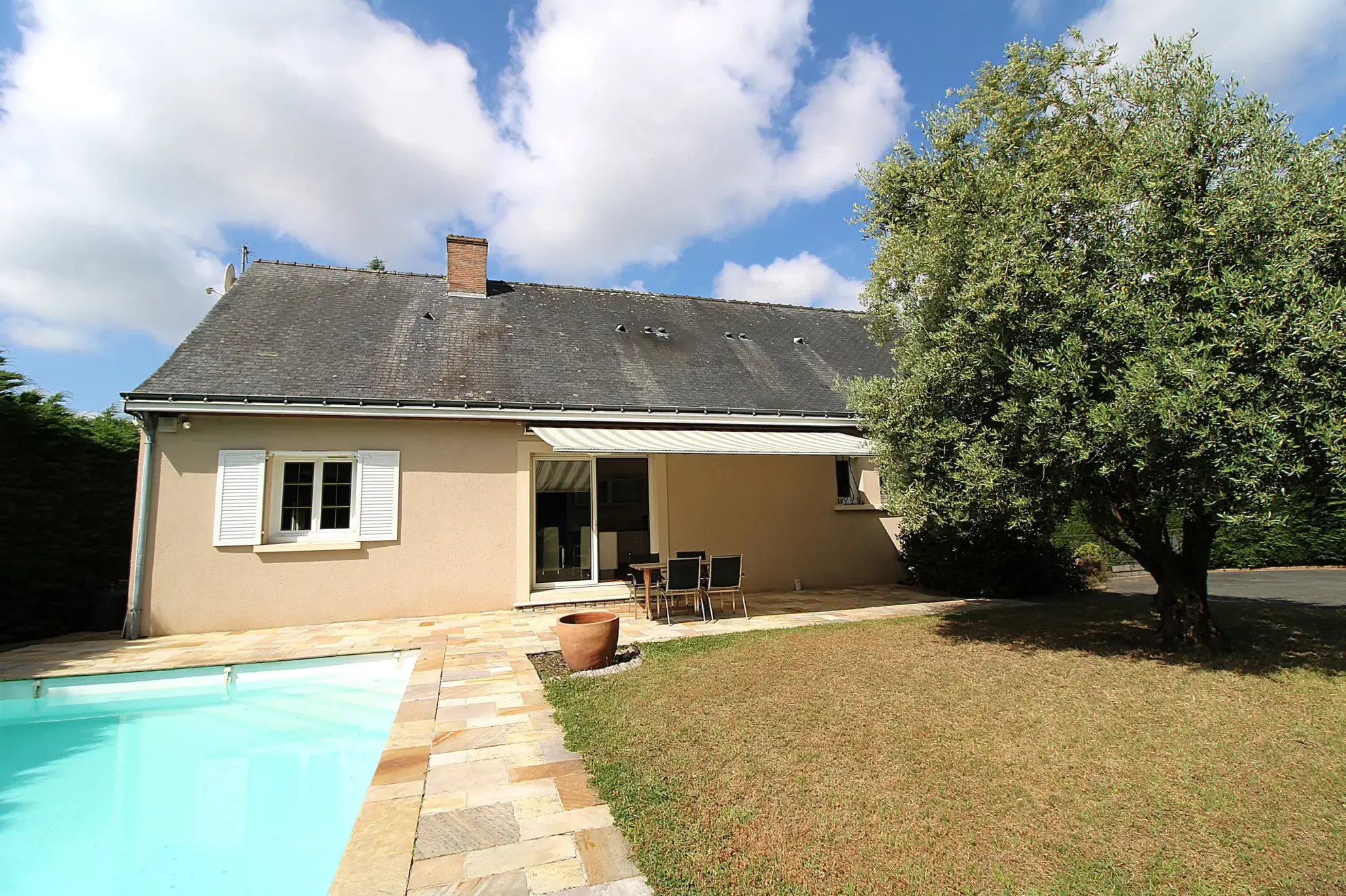 Spacieuse maison avec piscine à Fontaine-Guérin, 3 chambres, terrain de 1400 m² 