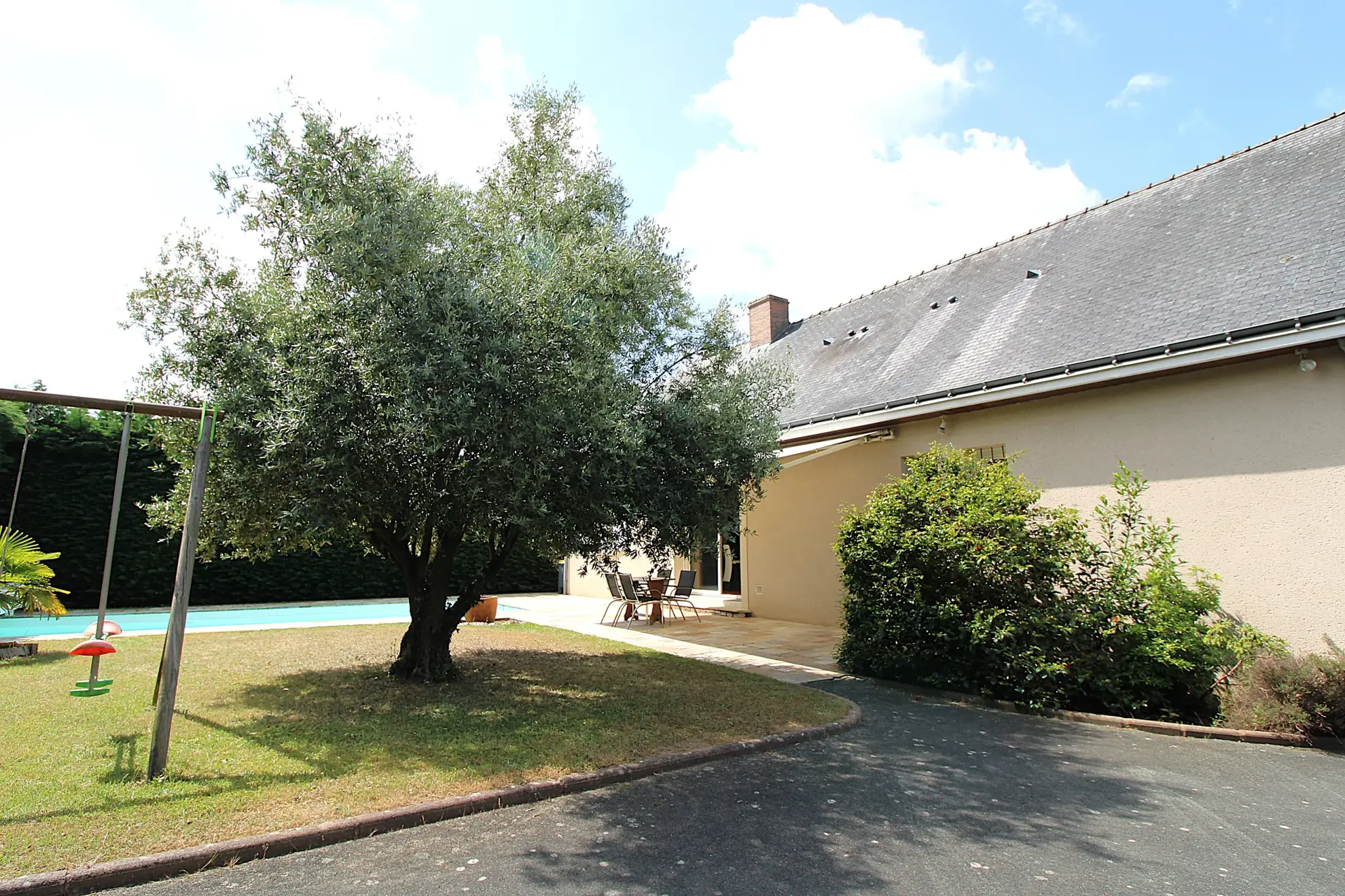 Spacieuse maison avec piscine à Fontaine-Guérin, 3 chambres, terrain de 1400 m²