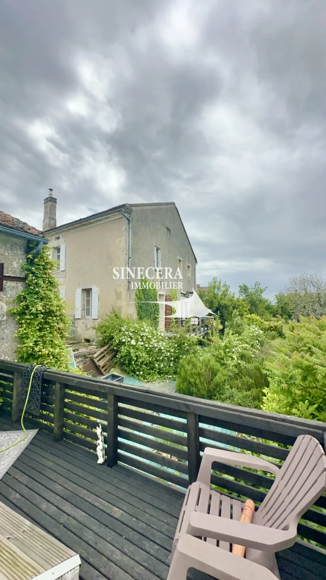 Belle maison en pierre avec vue panoramique et piscine à Tocane St Apre 