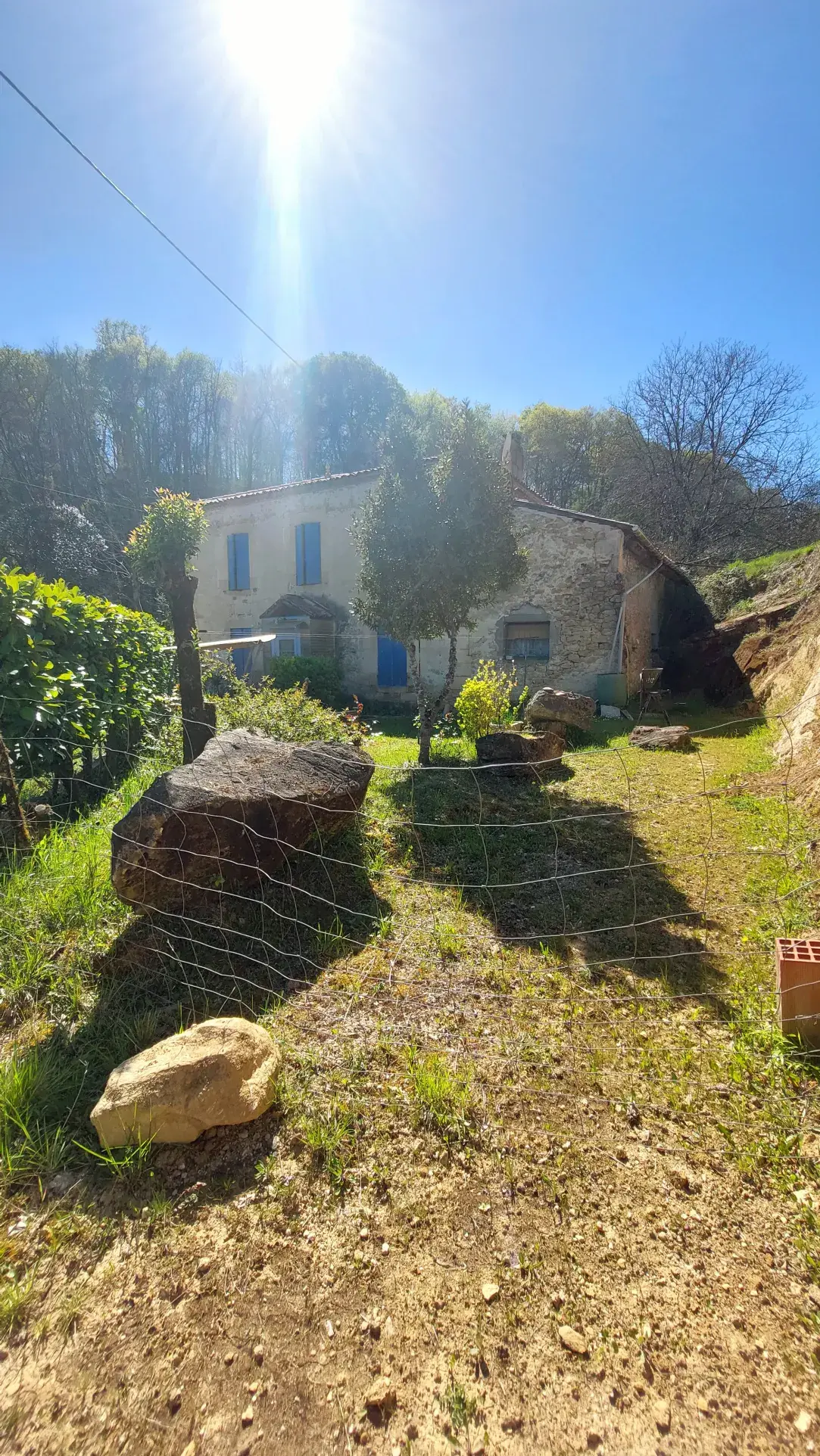 Maison en pierre de 110 m² à rénover avec grand jardin près de La Réole 