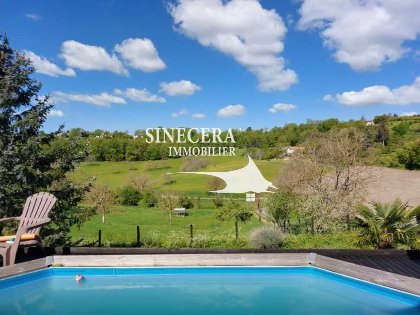 Belle maison en pierre avec vue panoramique et piscine à Tocane St Apre 