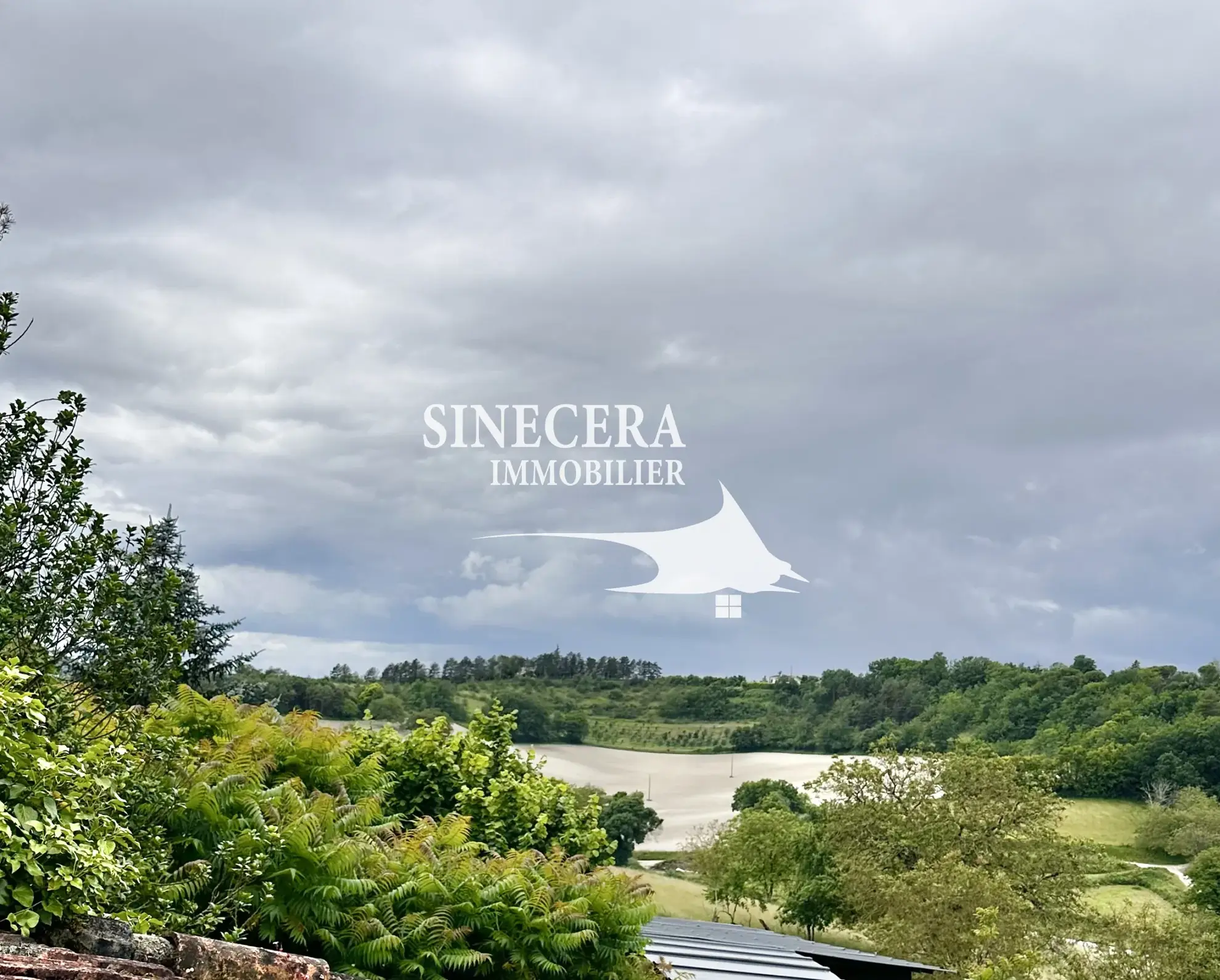 Belle maison en pierre avec vue panoramique et piscine à Tocane St Apre 