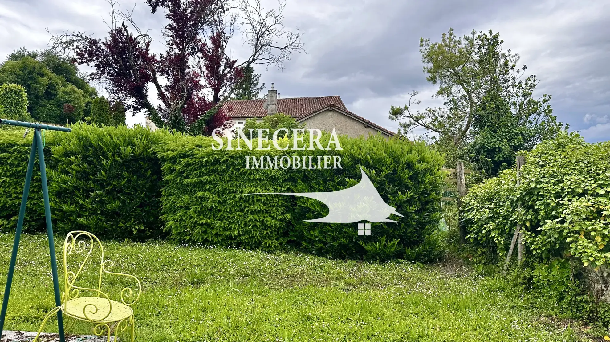 Belle maison en pierre avec vue panoramique et piscine à Tocane St Apre 