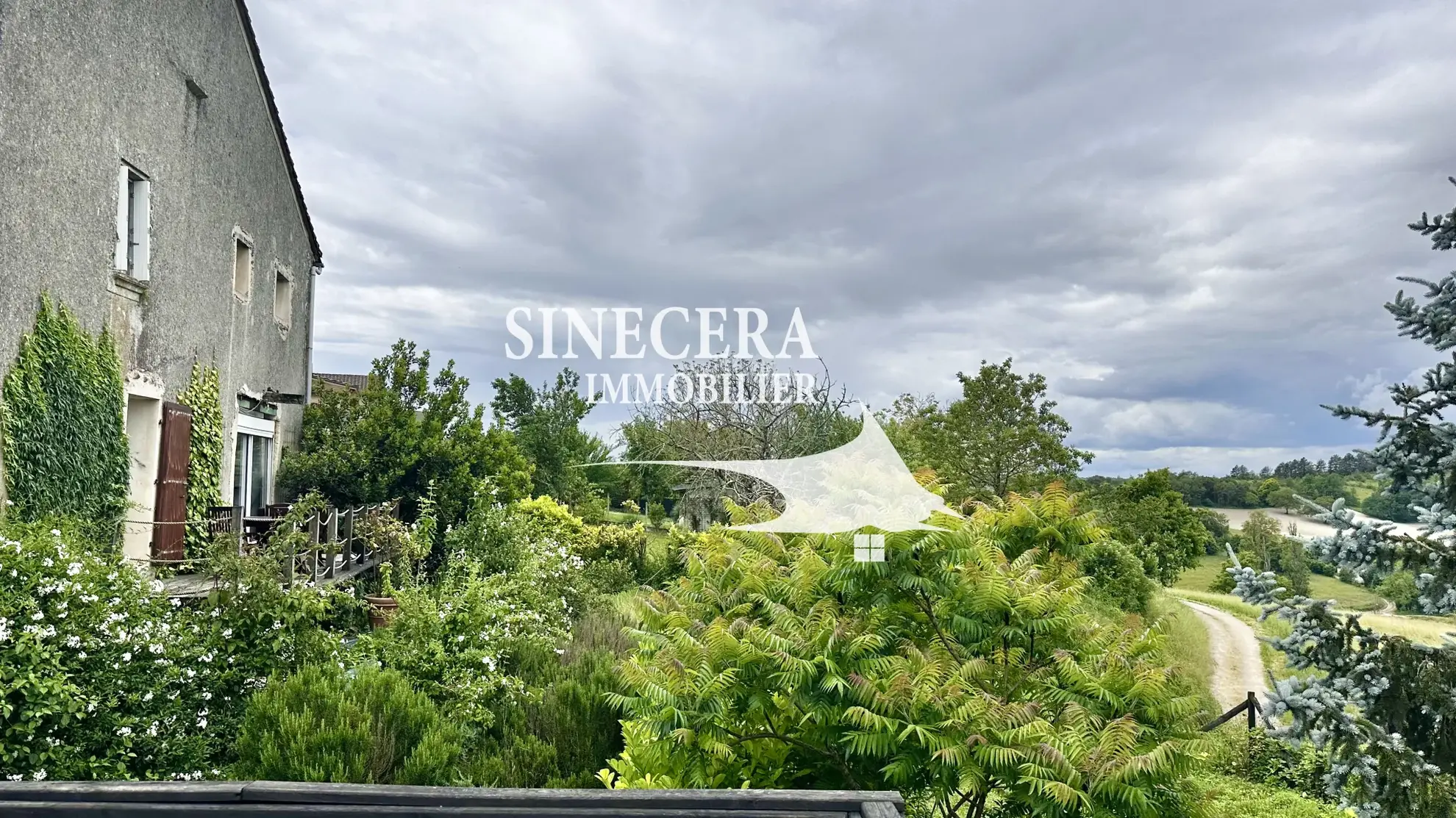 Belle maison en pierre avec vue panoramique et piscine à Tocane St Apre 