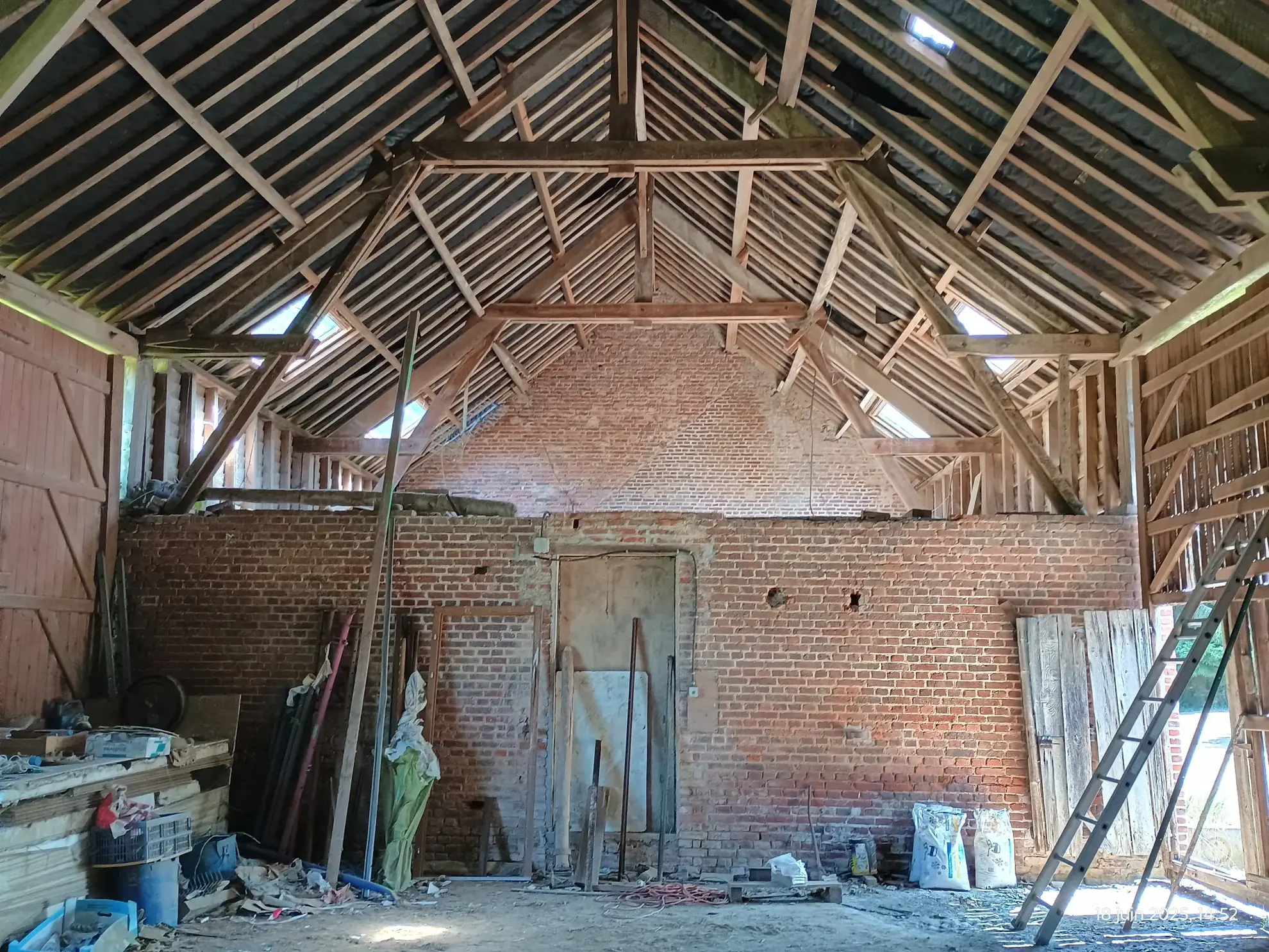 Longère typique en Aisne avec 1,23 ha de terrain et potentiel d'aménagement 