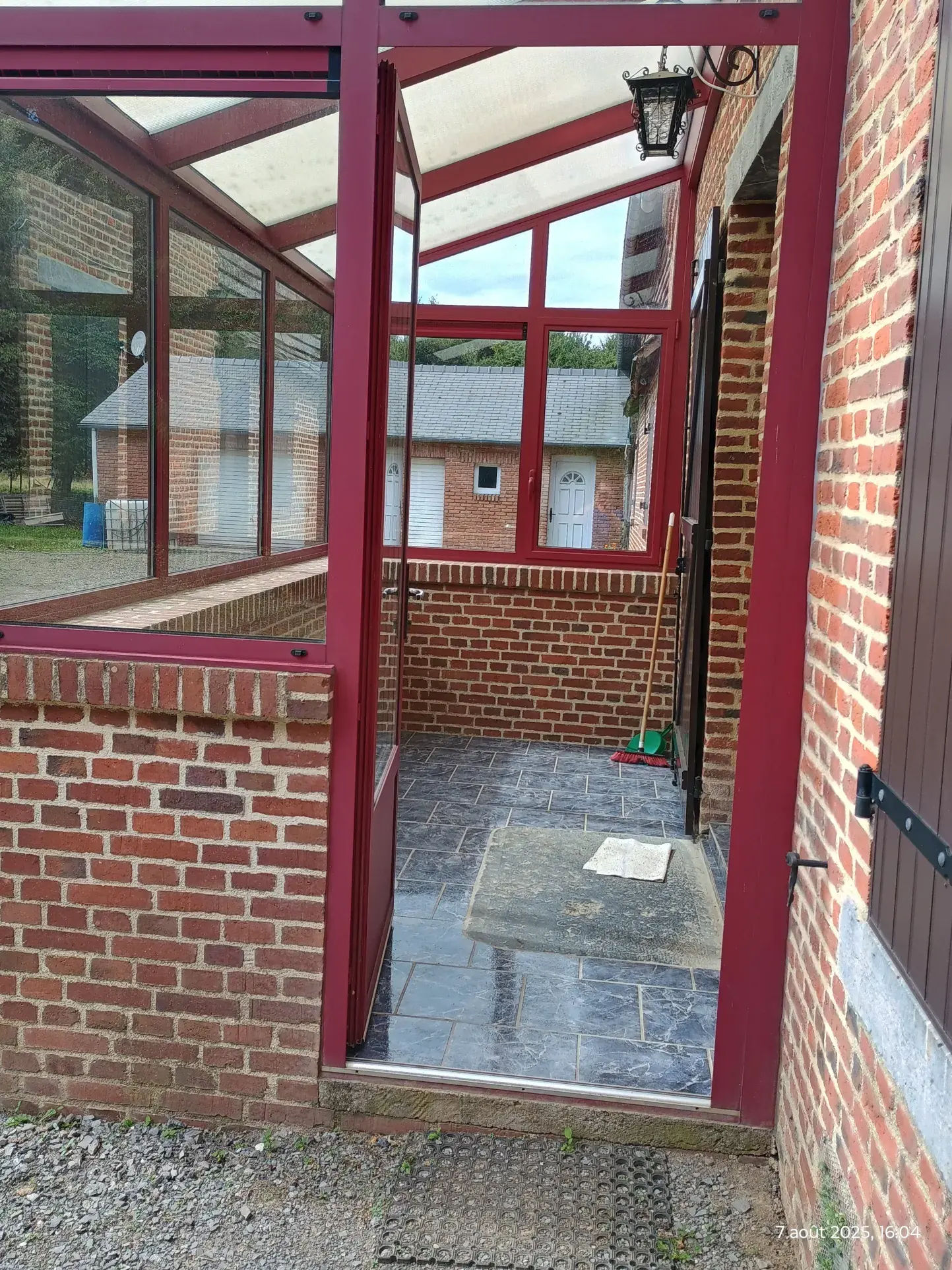 Longère typique en Aisne avec 1,23 ha de terrain et potentiel d'aménagement 