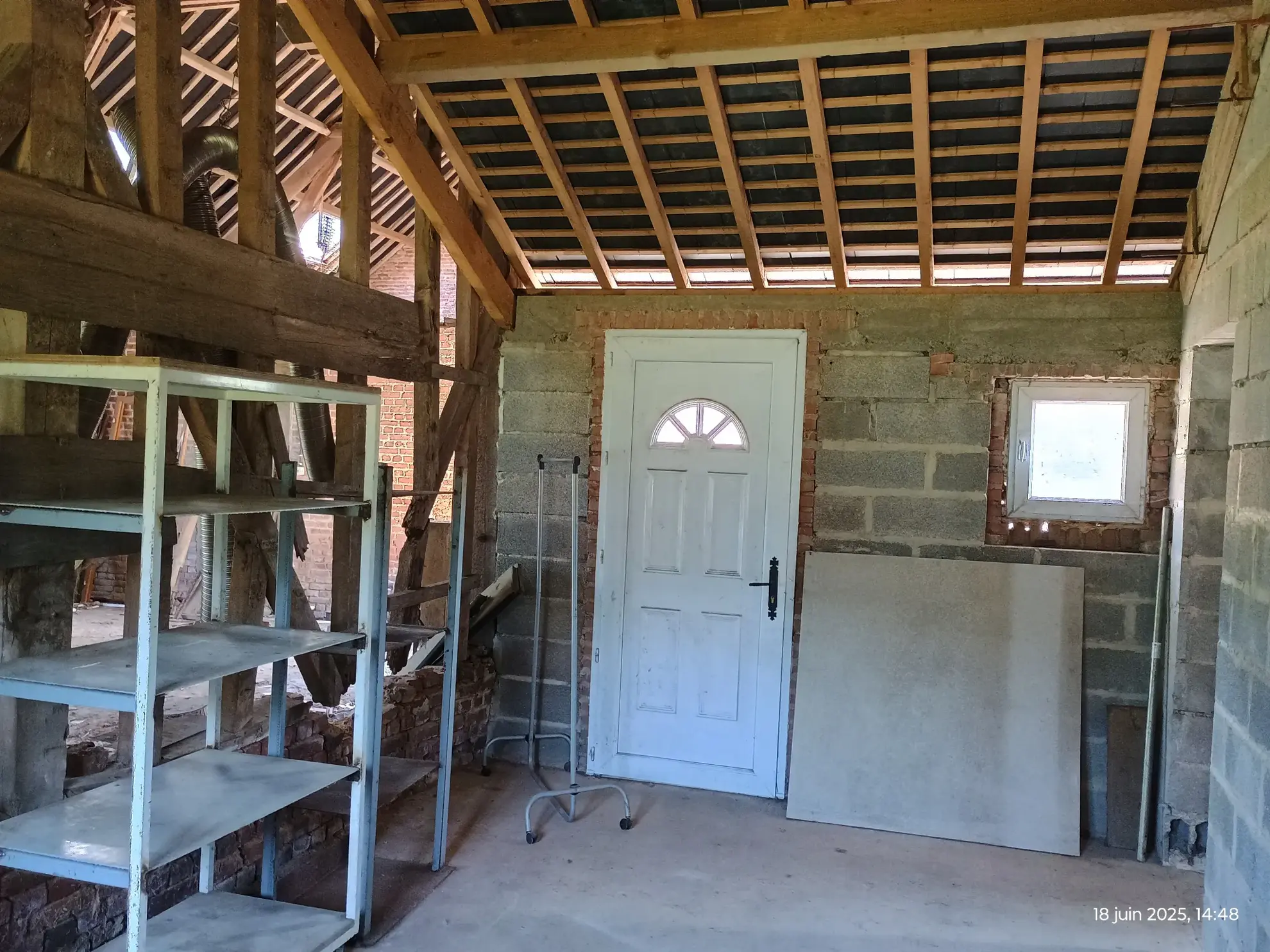 Longère typique en Aisne avec 1,23 ha de terrain et potentiel d'aménagement 