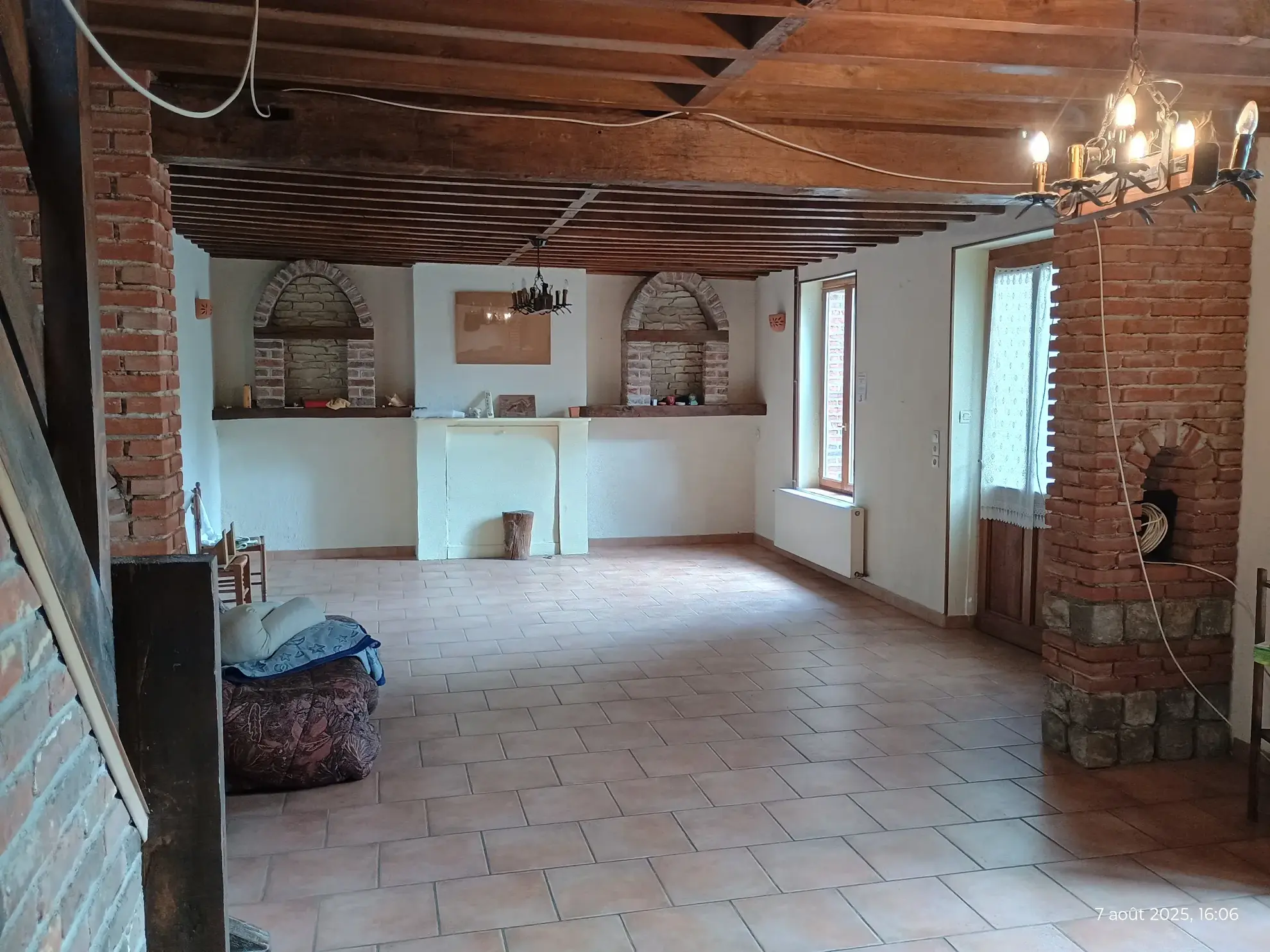 Longère typique en Aisne avec 1,23 ha de terrain et potentiel d'aménagement 