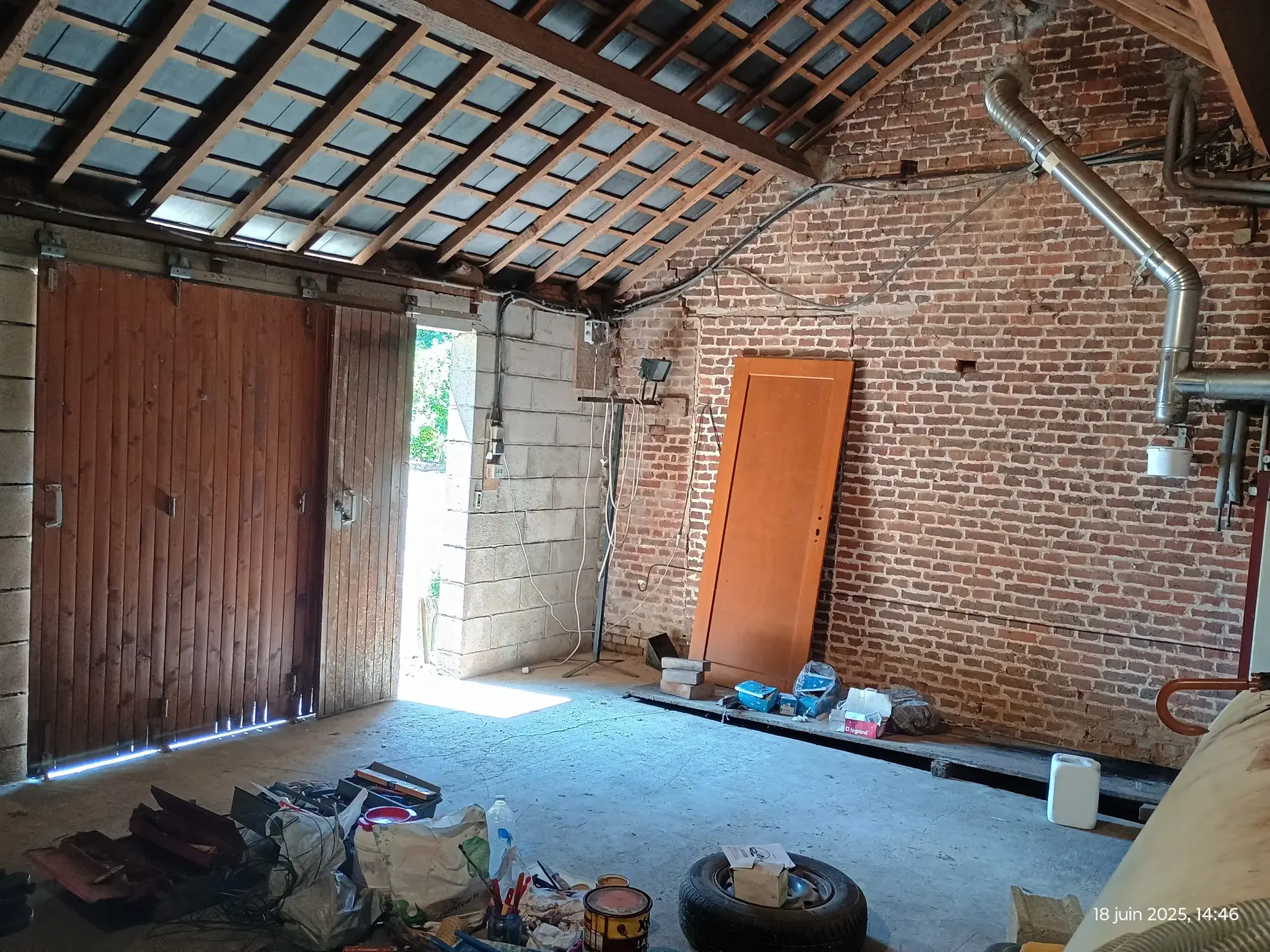 Longère typique en Aisne avec 1,23 ha de terrain et potentiel d'aménagement 