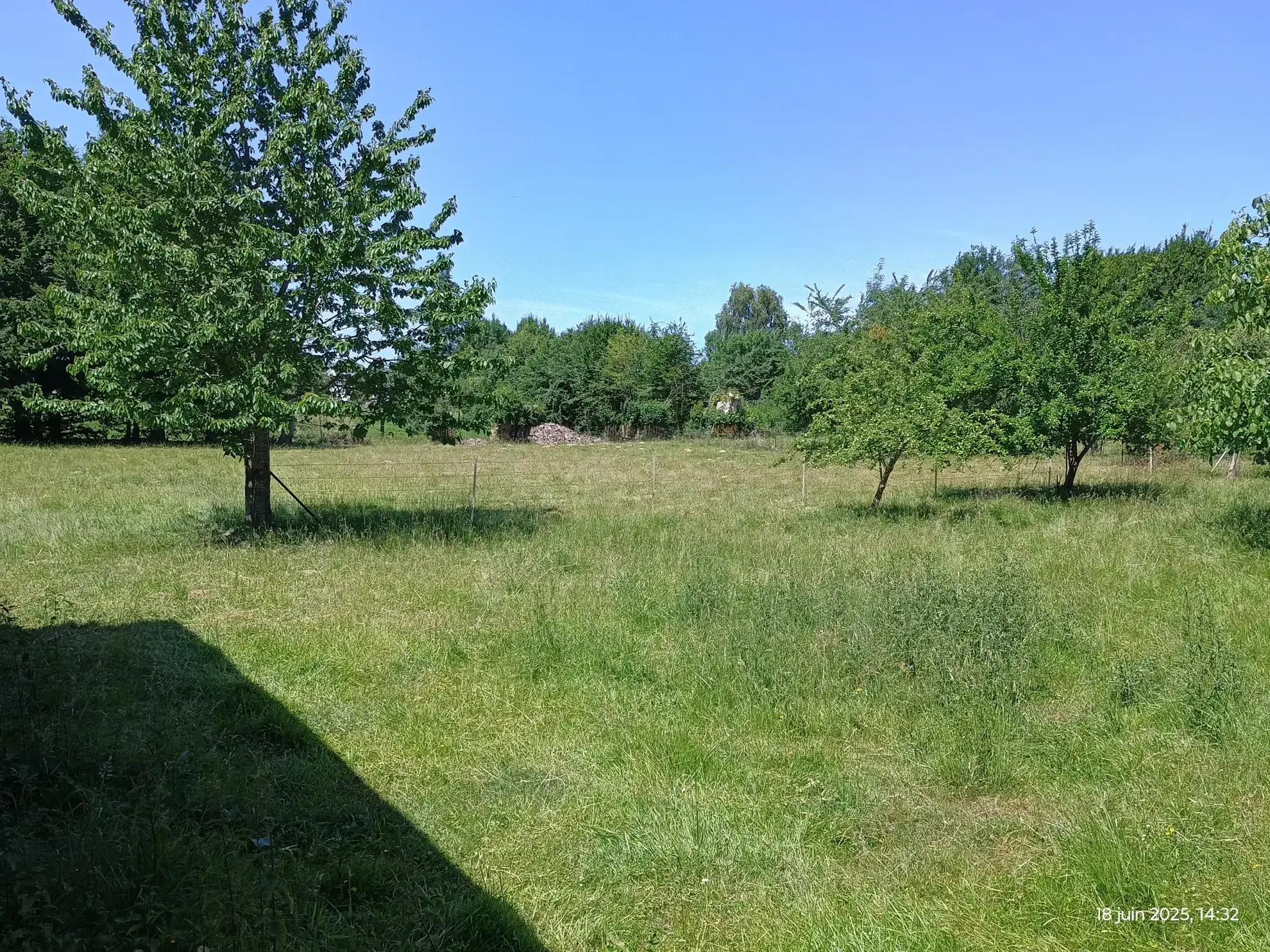 Longère typique en Aisne avec 1,23 ha de terrain et potentiel d'aménagement 