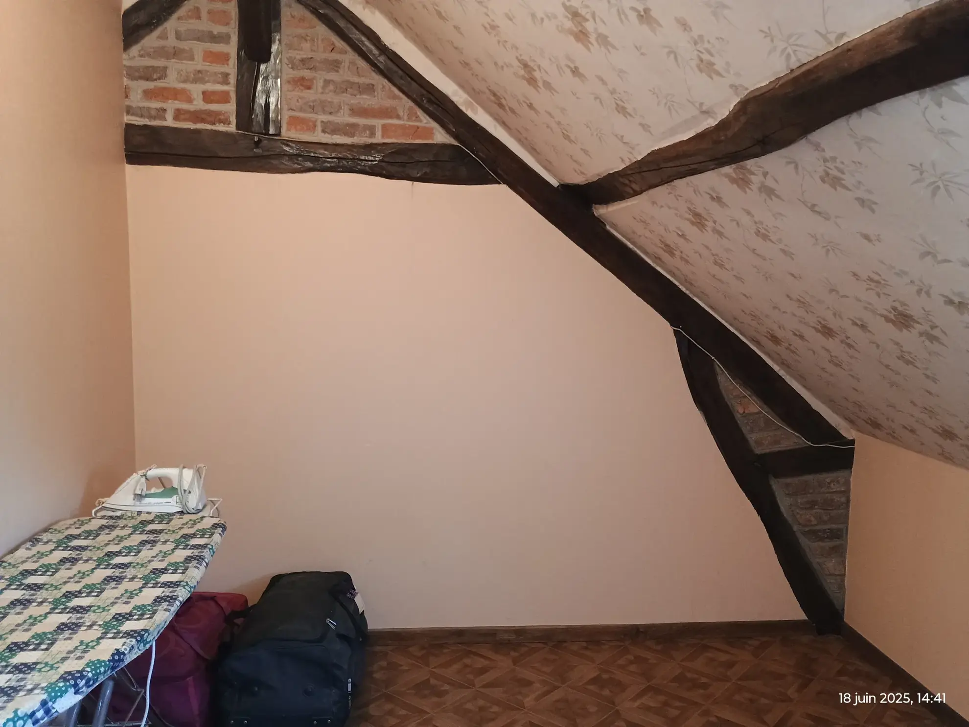 Longère typique en Aisne avec 1,23 ha de terrain et potentiel d'aménagement 