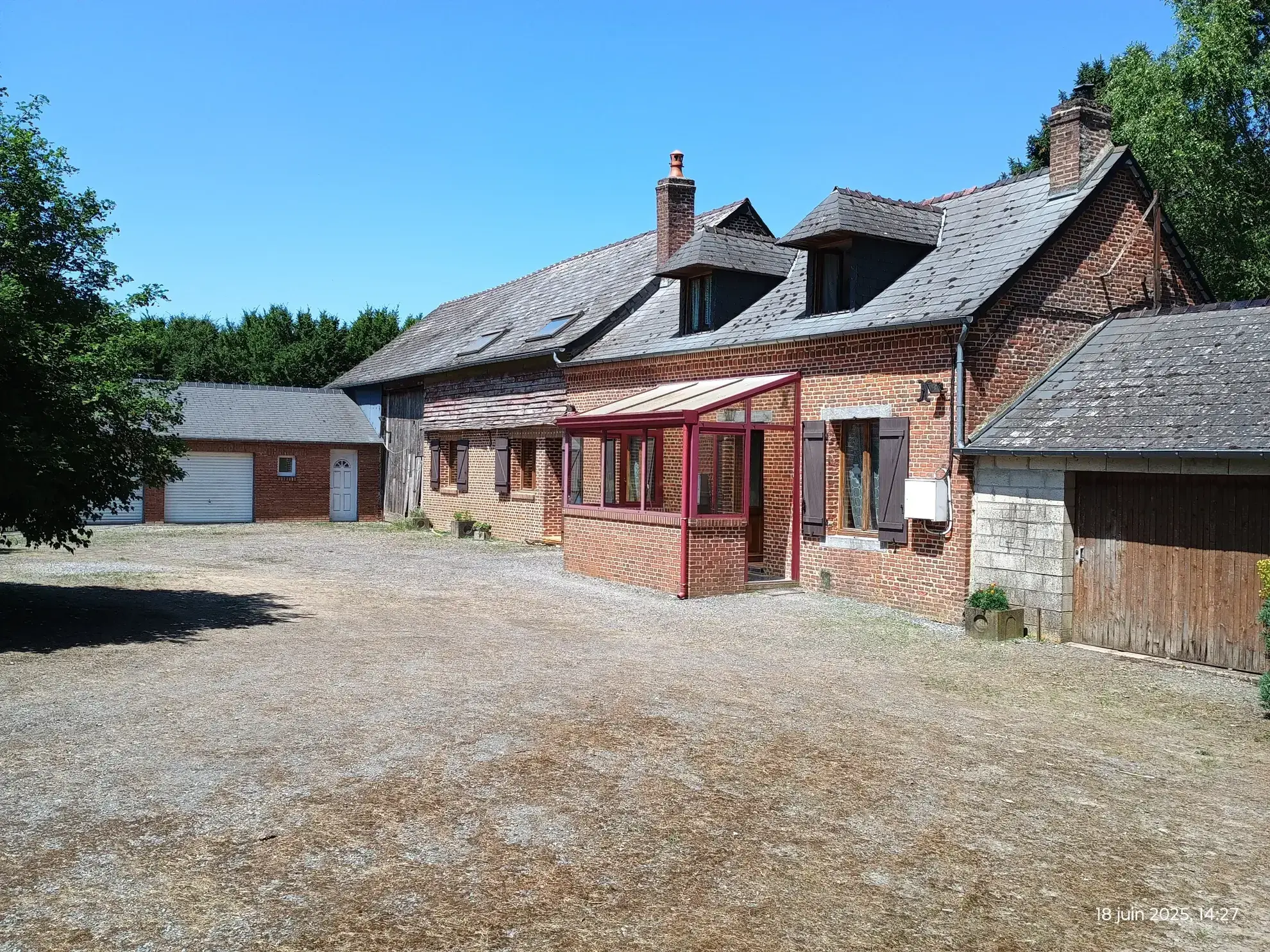 Longère typique en Aisne avec 1,23 ha de terrain et potentiel d'aménagement