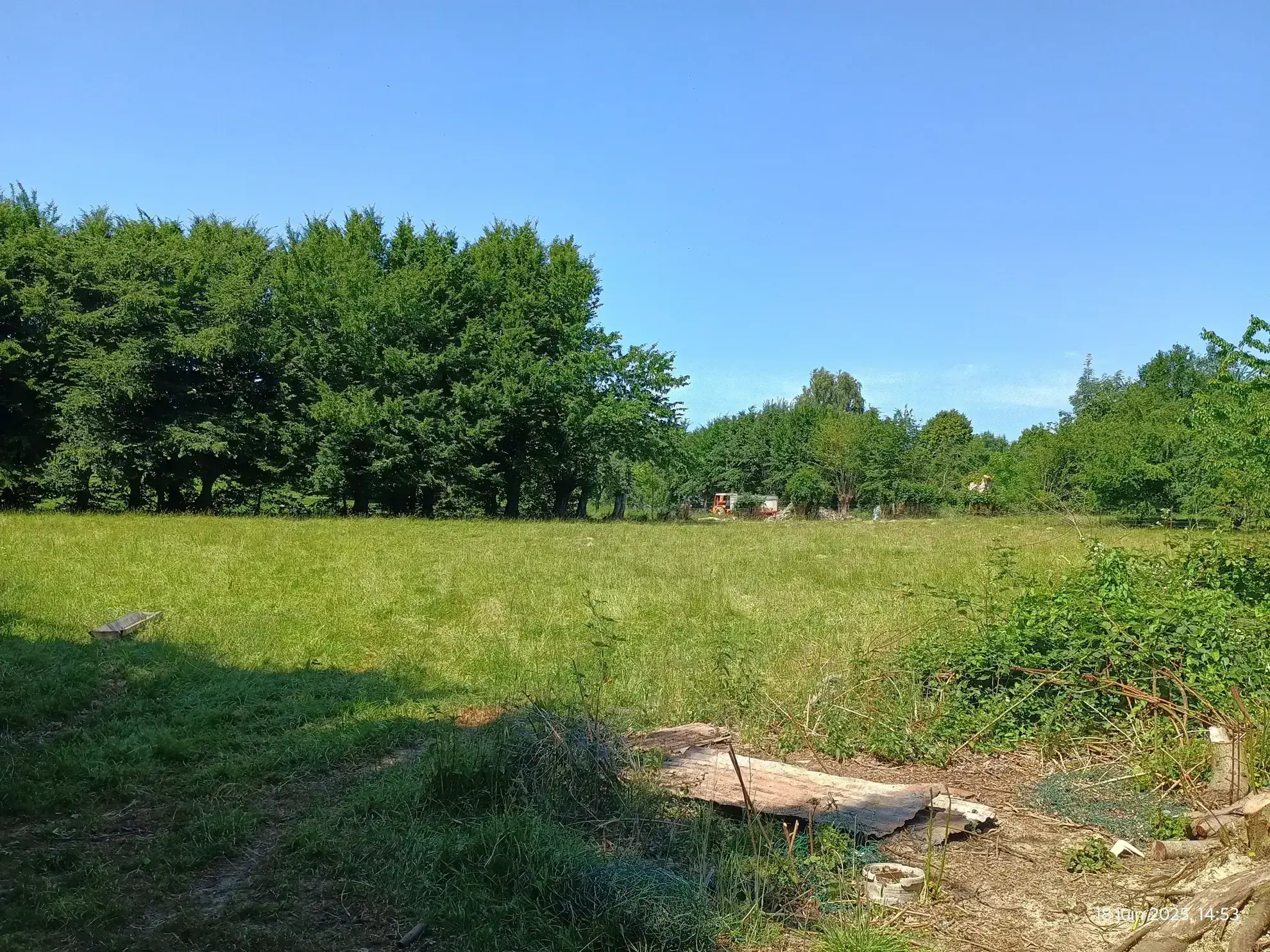 Longère typique en Aisne avec 1,23 ha de terrain et potentiel d'aménagement 