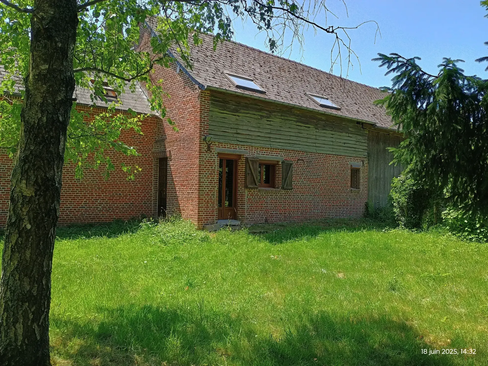 Longère typique en Aisne avec 1,23 ha de terrain et potentiel d'aménagement 