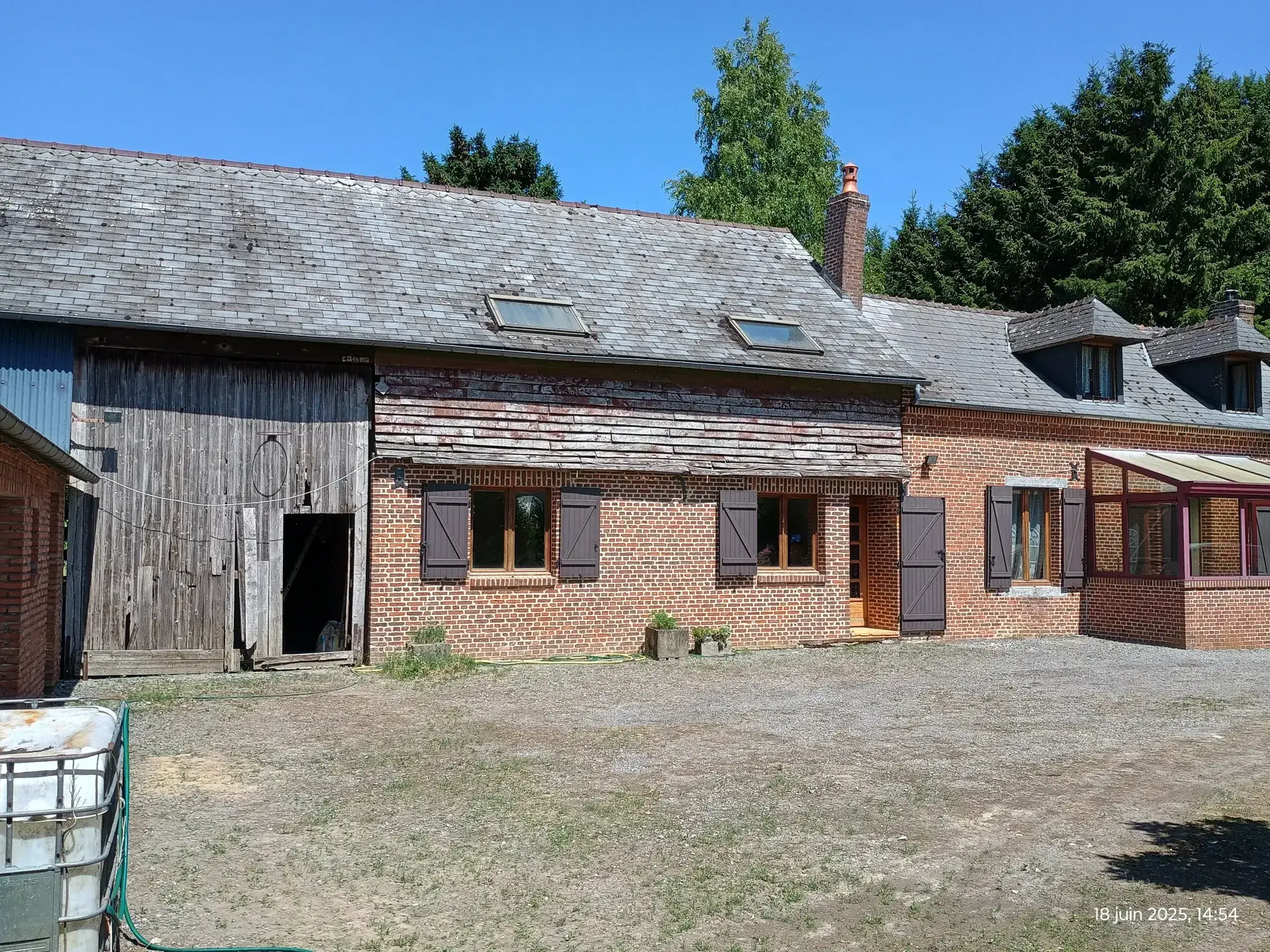Longère typique en Aisne avec 1,23 ha de terrain et potentiel d'aménagement 