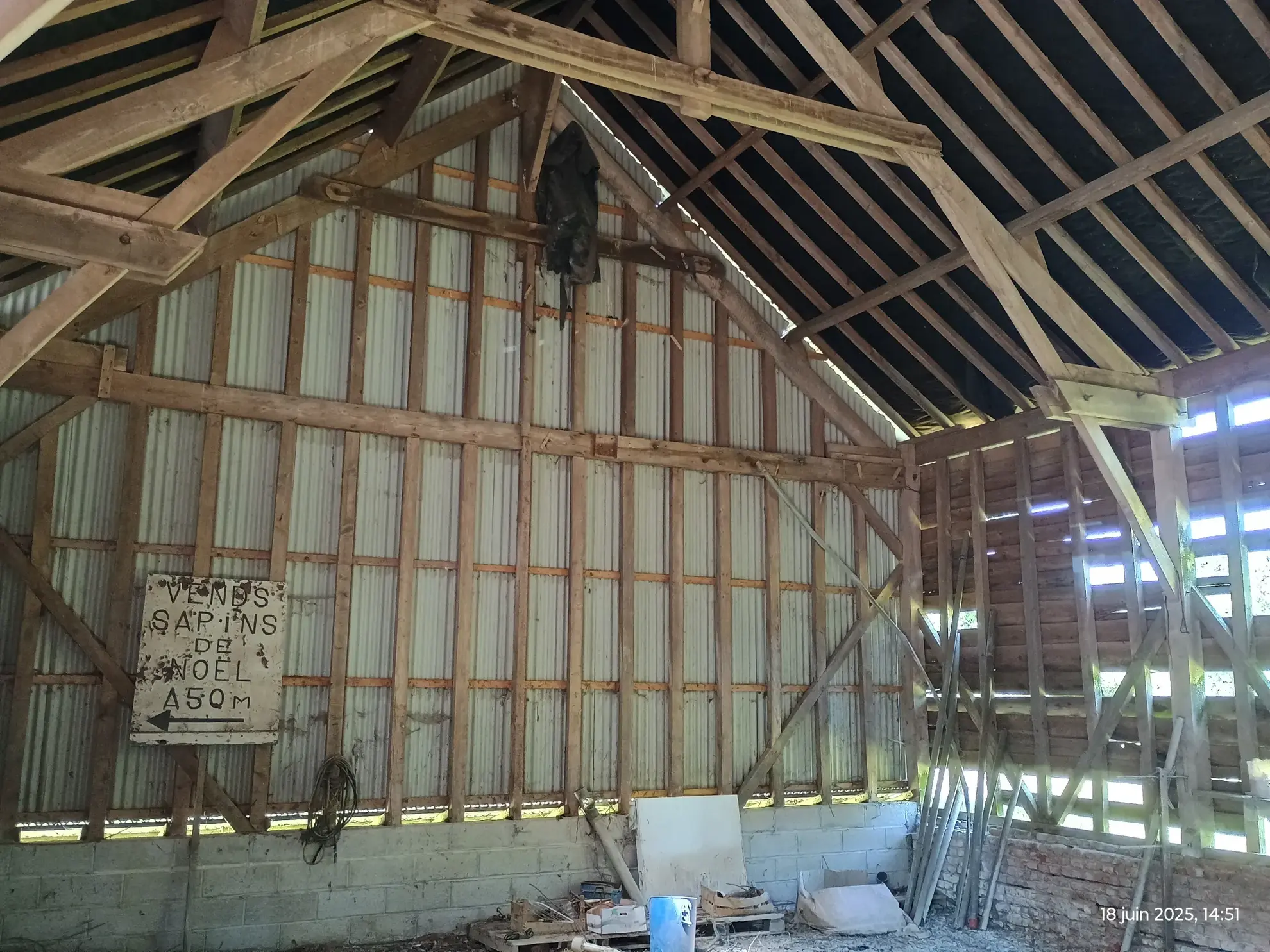 Longère typique en Aisne avec 1,23 ha de terrain et potentiel d'aménagement 