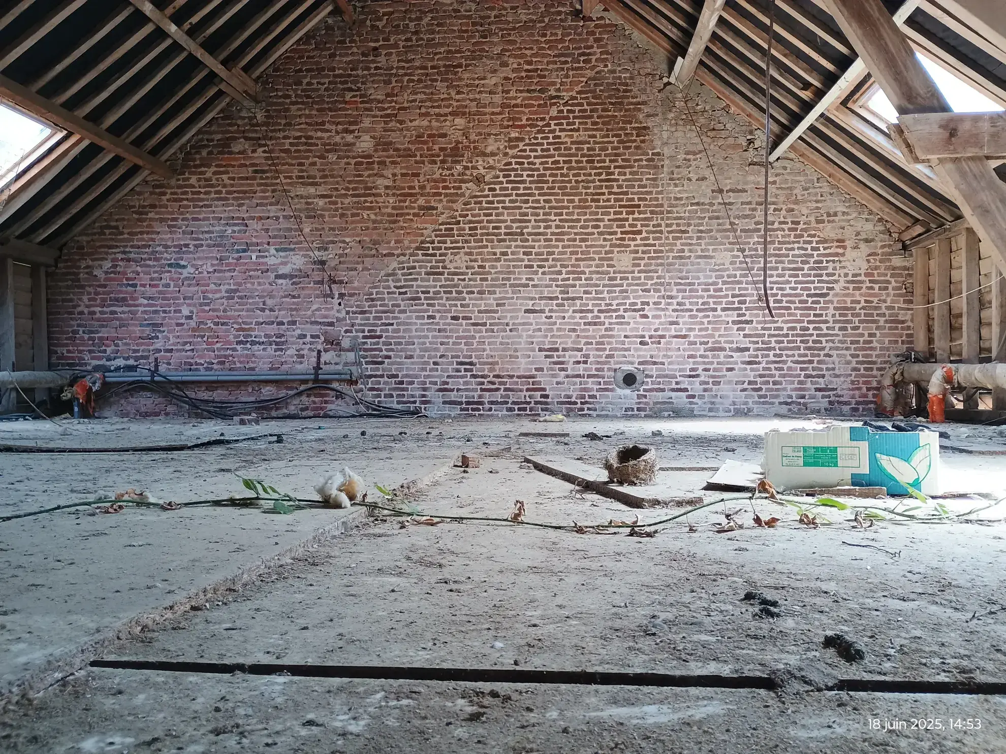 Longère typique en Aisne avec 1,23 ha de terrain et potentiel d'aménagement 