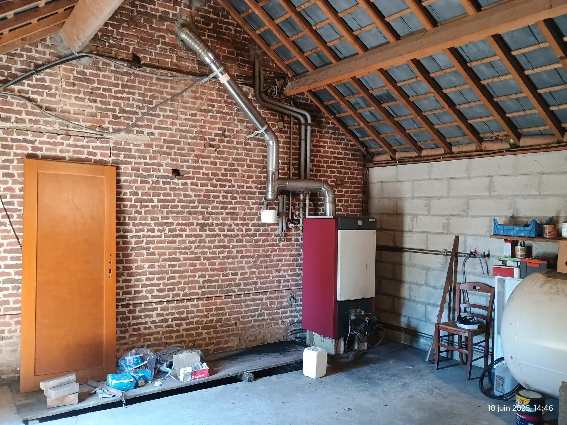 Longère typique en Aisne avec 1,23 ha de terrain et potentiel d'aménagement 