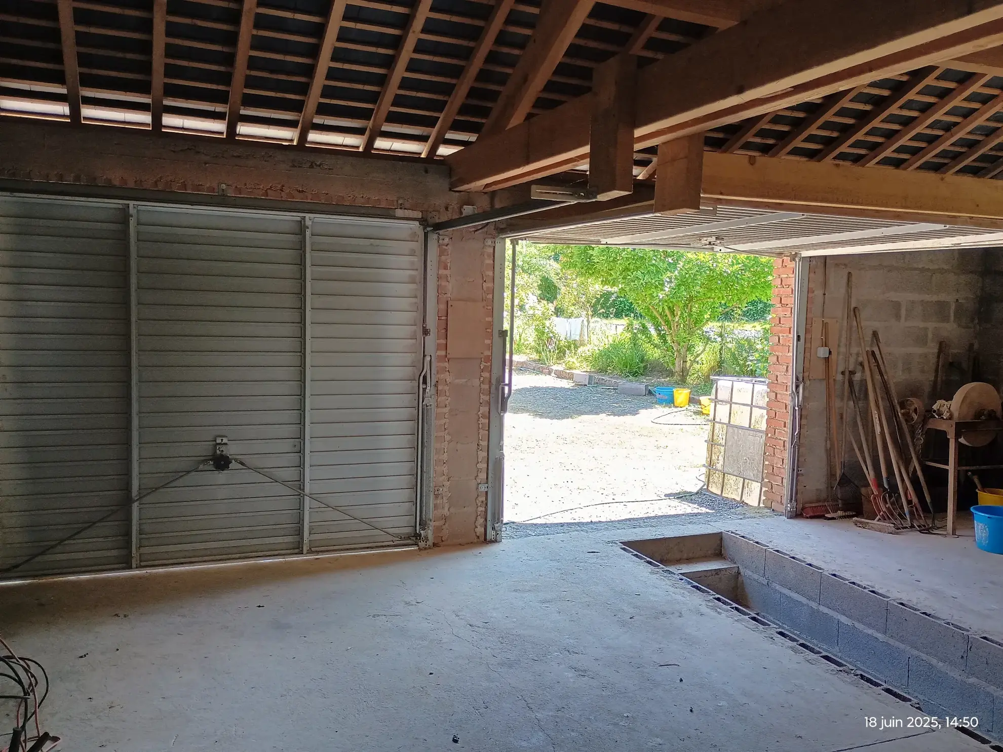 Longère typique en Aisne avec 1,23 ha de terrain et potentiel d'aménagement 