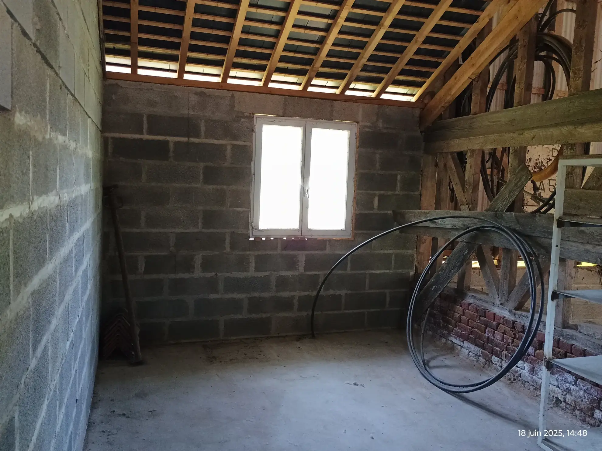 Longère typique en Aisne avec 1,23 ha de terrain et potentiel d'aménagement 